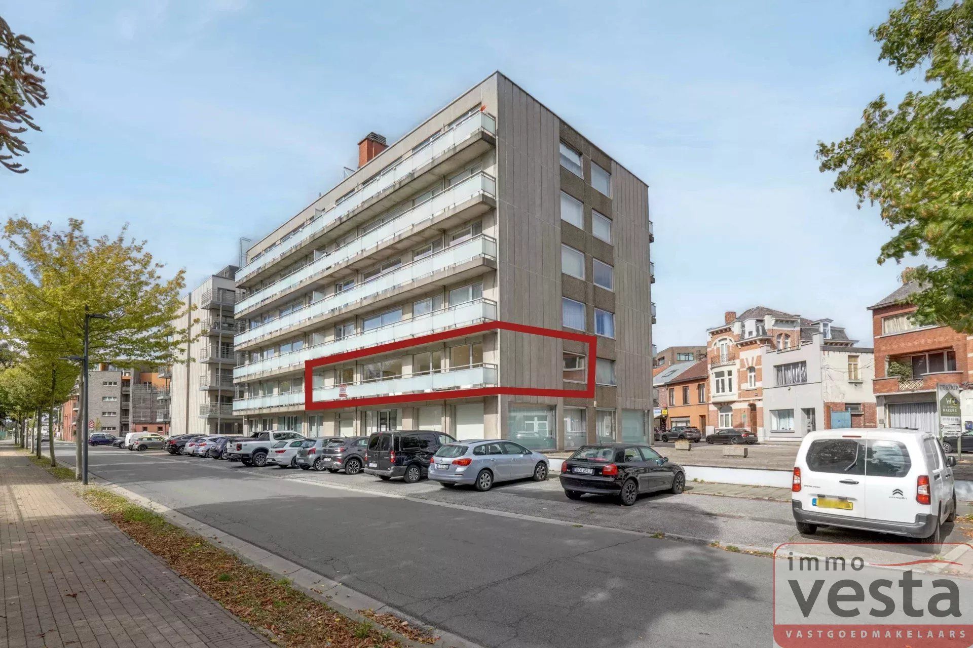 Opgeknapt appartement met 2 slaapkamers, autostaanplaats en berging foto {{pictureIndex}}