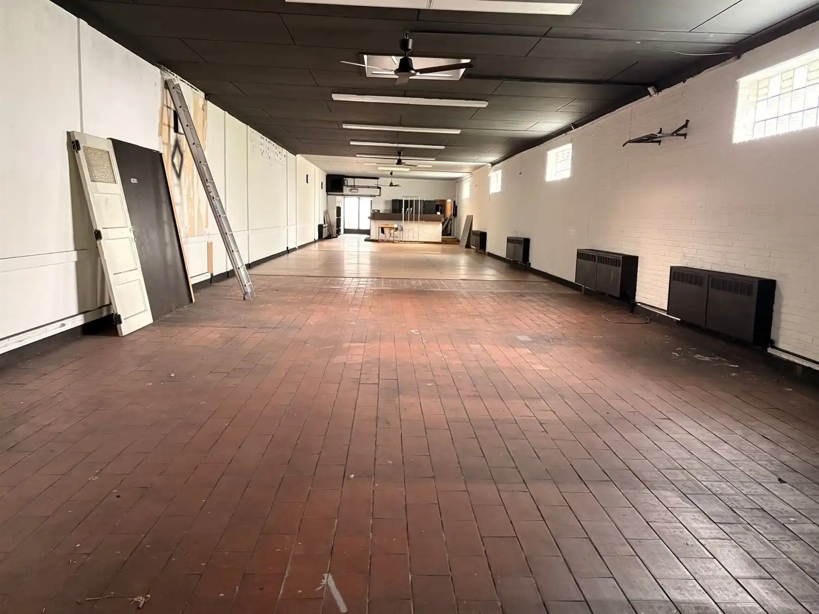Goedgelegen handelspand op top ligging te Dendermonde foto 2