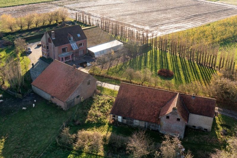 Kortemark: Een exclusief gelegen landgoed te midden van uitgestrekte landerijen op 4 hectare, met bijgebouwen en weideland. Een potentieel paradijs voor paardenliefhebbers of een toeristische onderneming. Een unieke kans! foto 5