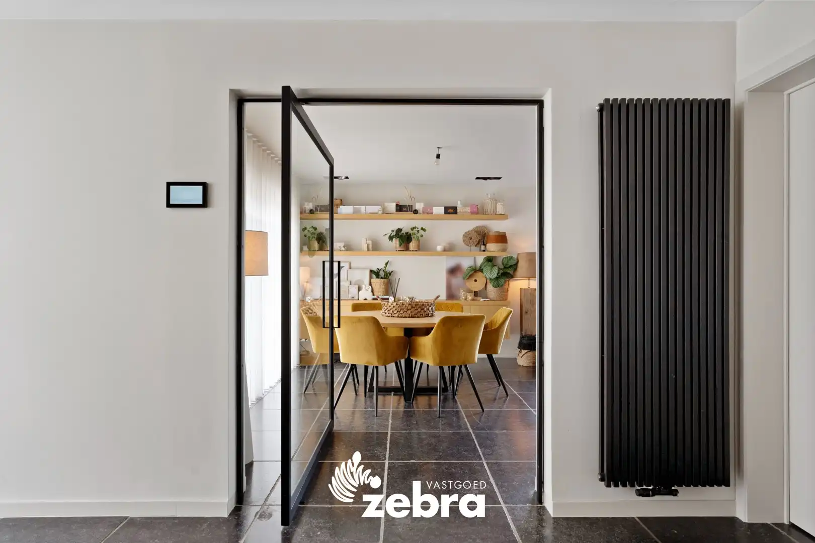 Ruime loods van ± 600 m² met instapklare woning te Oostrozebeke! foto 7