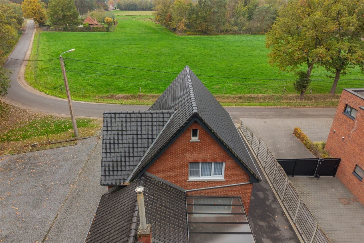 Temidden van agrarisch gebied, grenzend aan bos foto 36