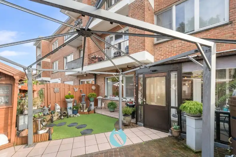 Kleinschalig hoekgebouw met 3 appartementen en 3 garages foto 9