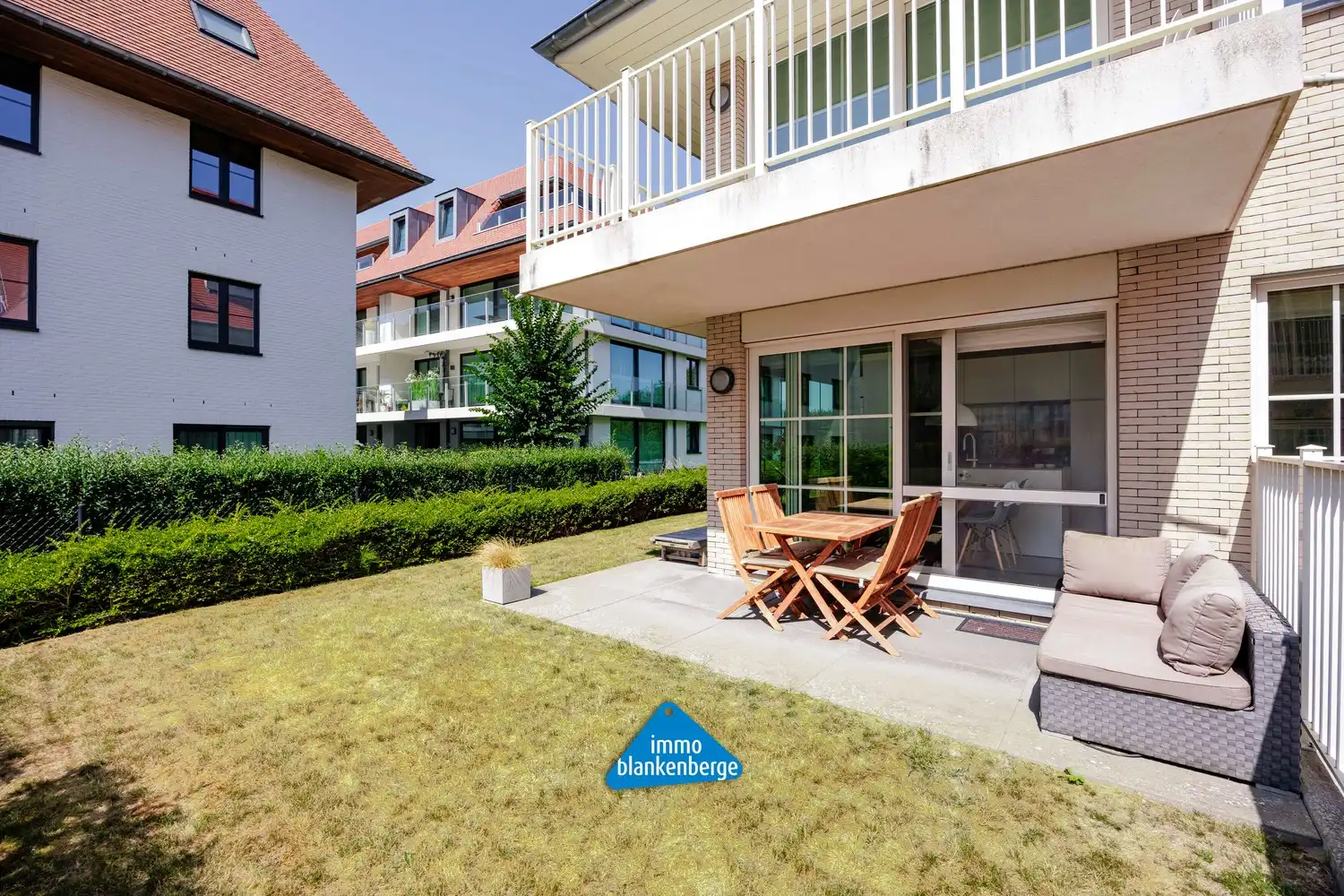 Gelijkvloers 2-slaapkamerappartement met tuin en luxe afwerking in De Haan foto 3