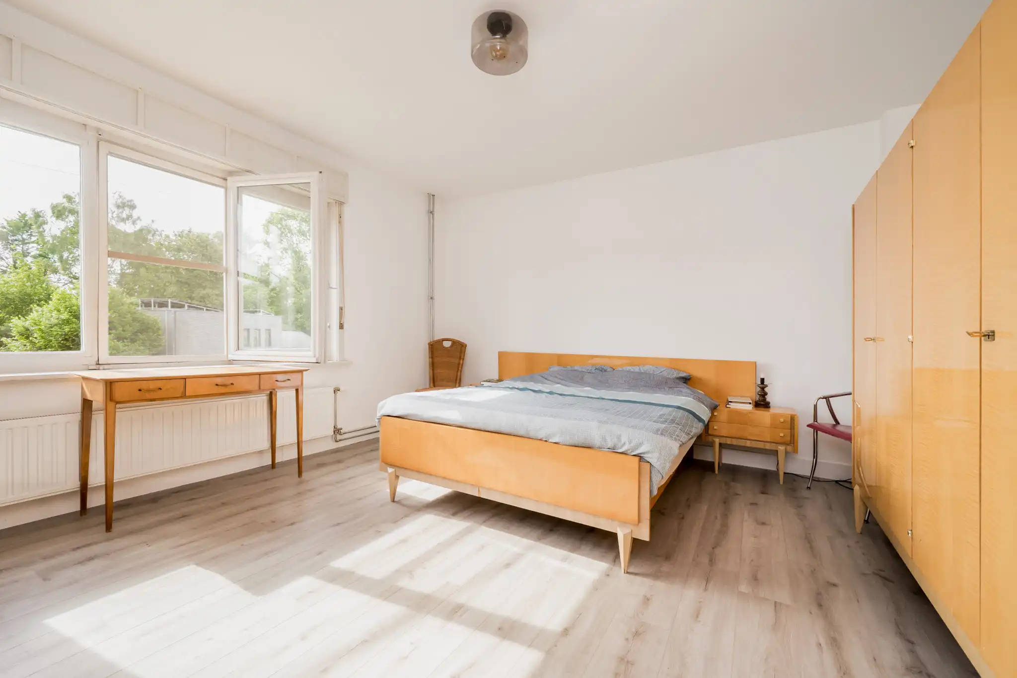 Karaktervolle woning met 3 (tot 5) slaapkamers, tuin, vergunde serre en grote garage / werkplaats foto 12