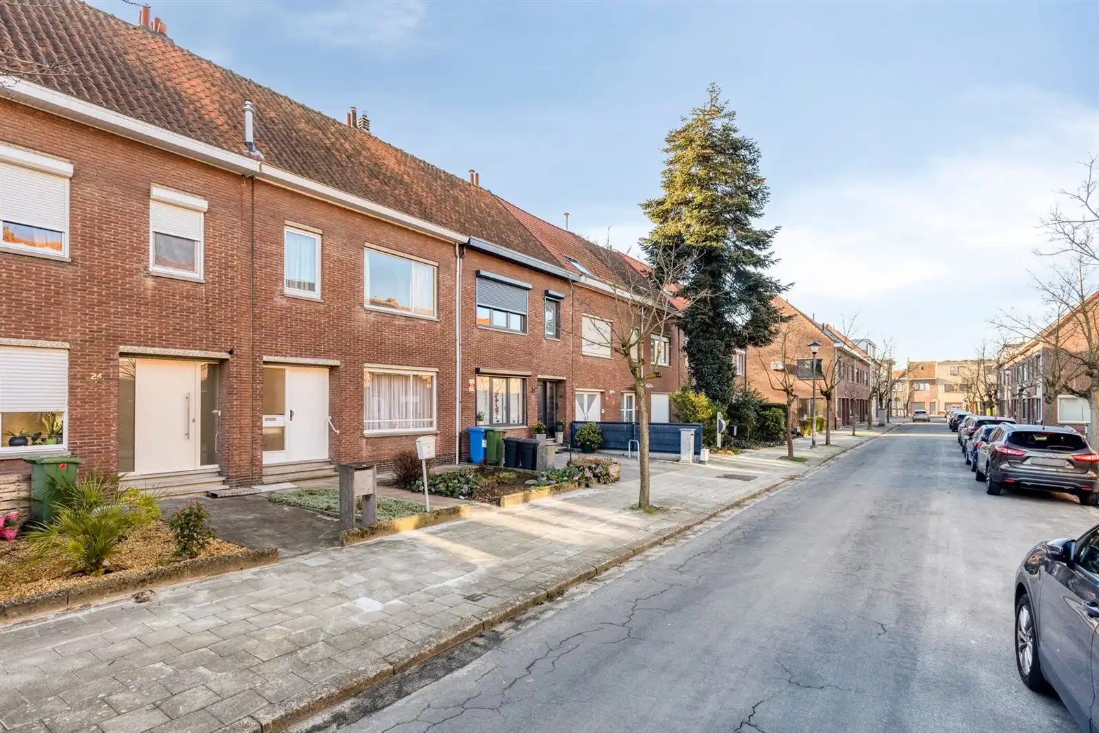 Woning in rusige woonwijk met aparte garage foto 38