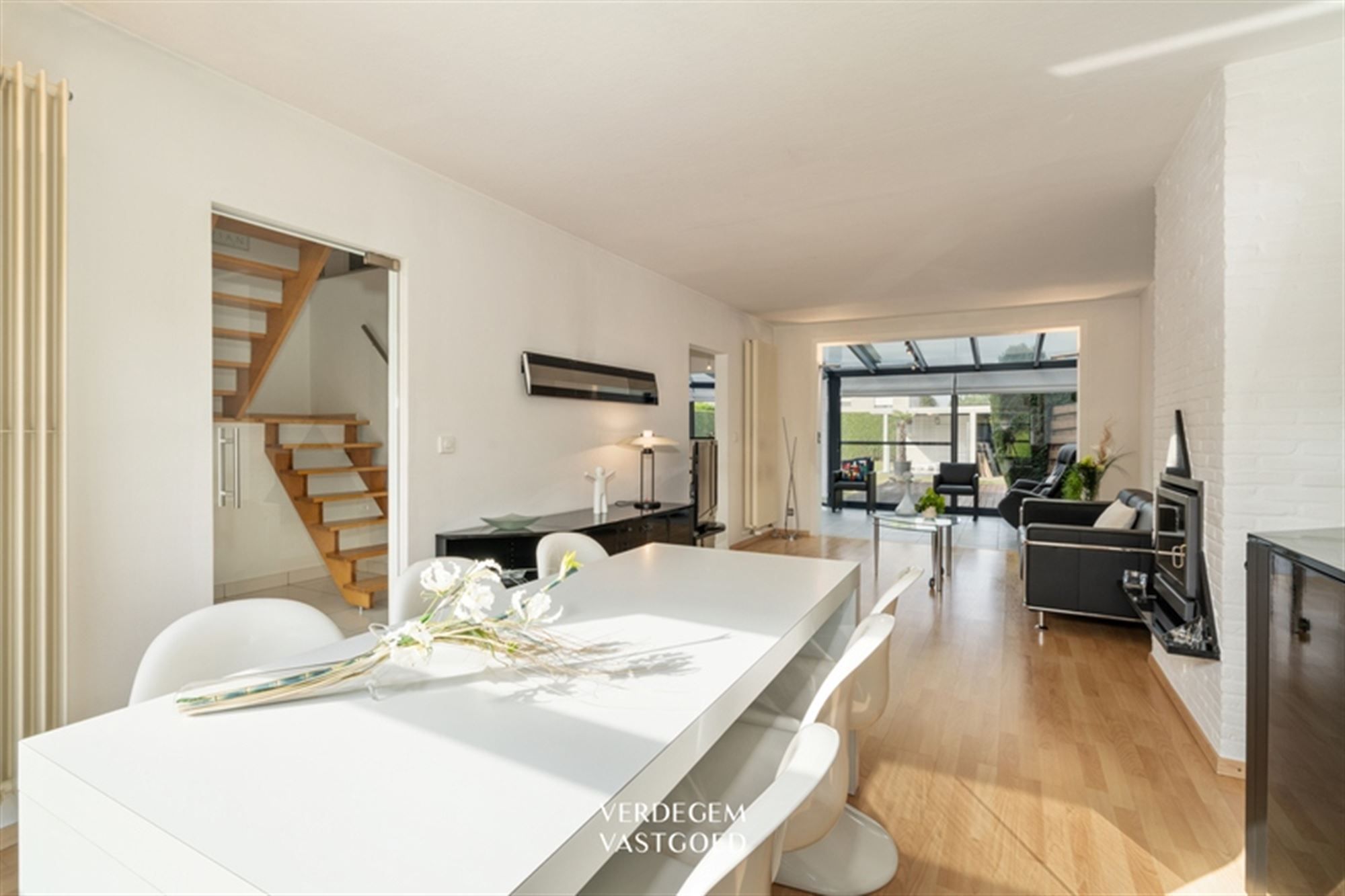Knappe instapklare woning met 4 slaapkamers, grote tuin en EPC C foto {{pictureIndex}}