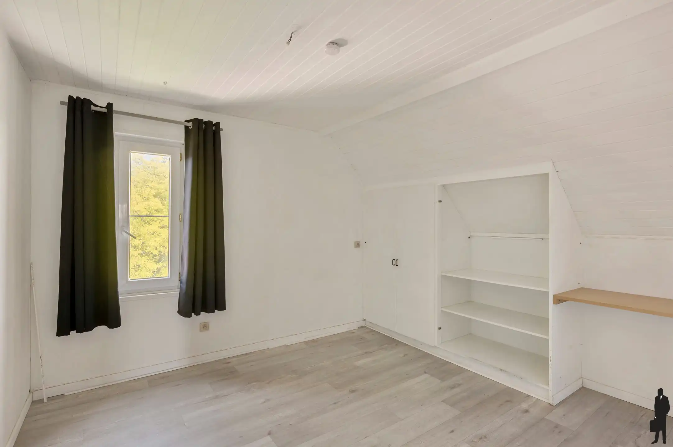 Rustig gelegen ruime gezinswoning met maar liefst 7 slaapkamers, meerdere garages en tal van praktische troeven. foto 23