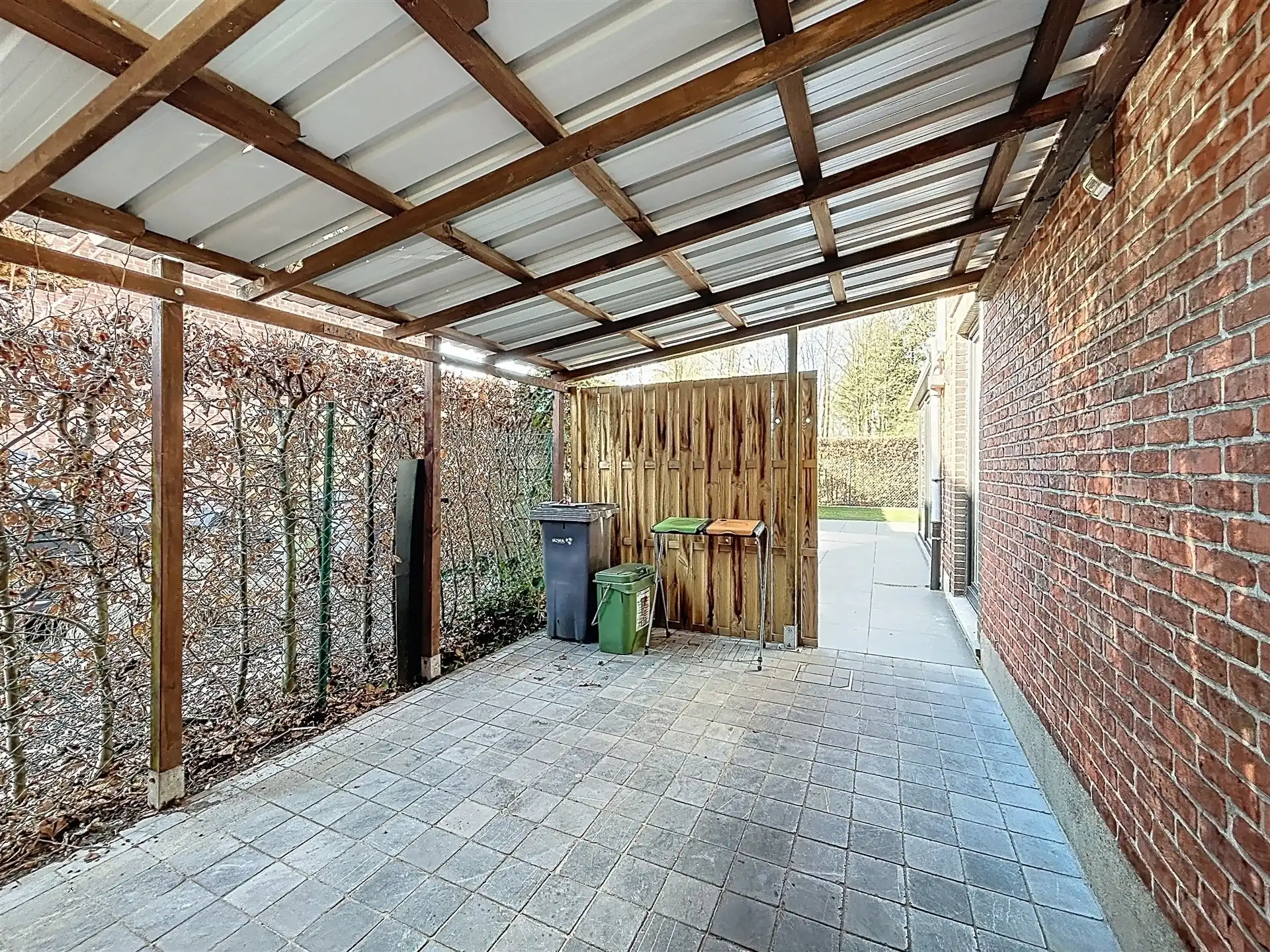  half open bebouwing met 3 slaapkamers en oprit voor meerdere wagens op toplocatie foto 15