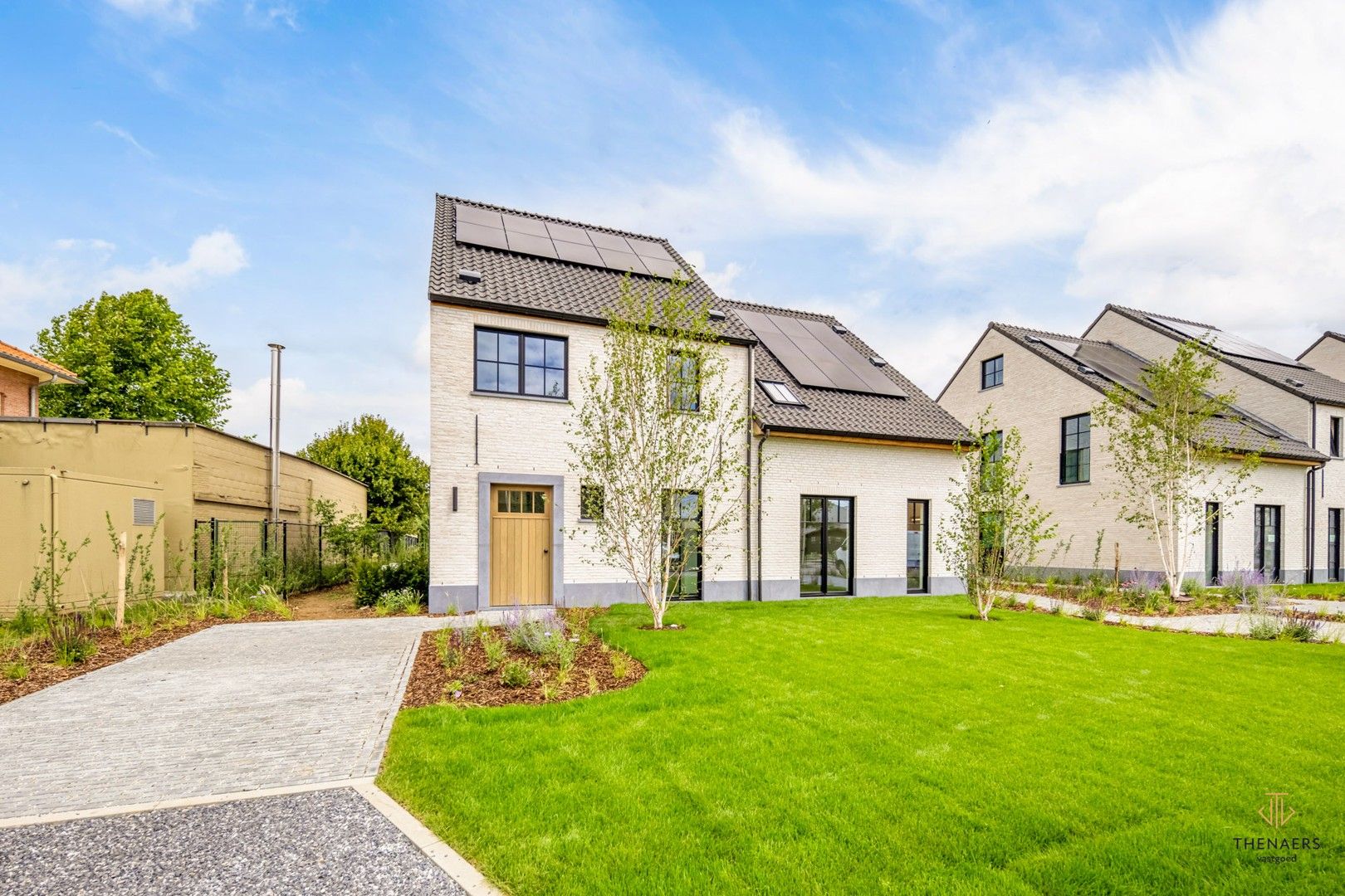 INSTAPKLARE LUXE EN ENERGIEZUINIGE NIEUWBOUWWONING MET 3 SLAAPKAMERS EN AANGELEGDE TUIN. foto {{pictureIndex}}