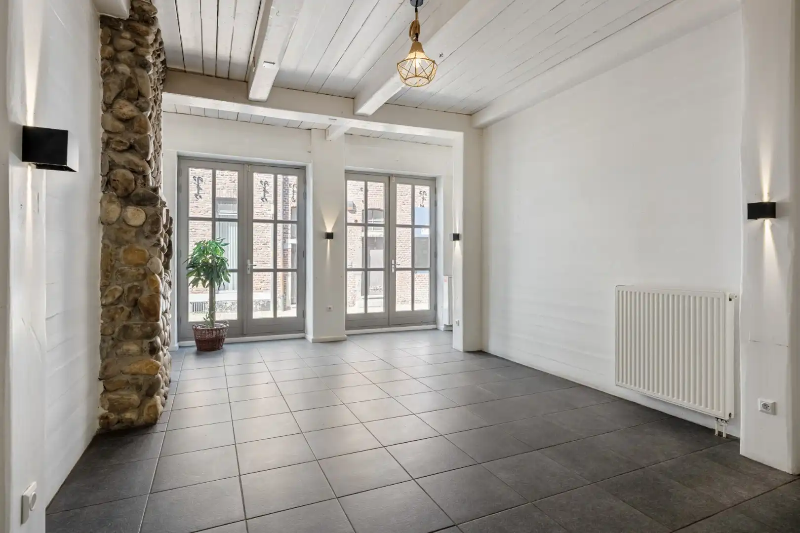 Polyvalent handelspand (restaurant, afhaalrestaurant, wijnbar,  kantoor, winkel...) gelegen op 100 meter van de historische markt van Maaseik!  foto 4