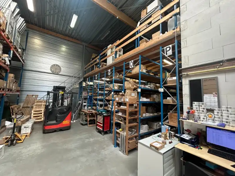 Moderne KMO-unit met 299 m² kantoren en 324 m² magazijn – nabij R4 foto 15