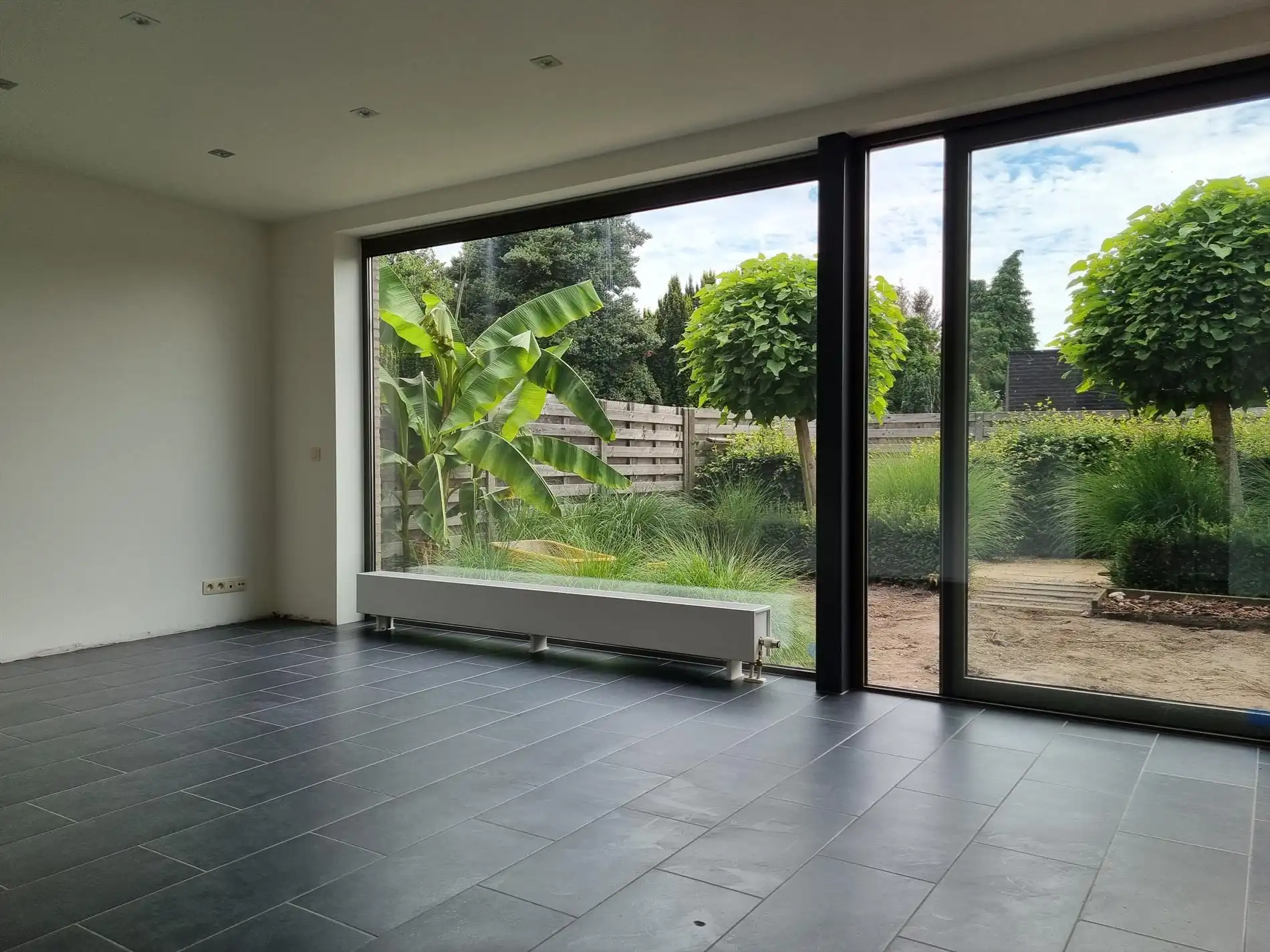 Knap gelijkvloers éénslaapkamerappartement met tuin en garagebox. foto 2