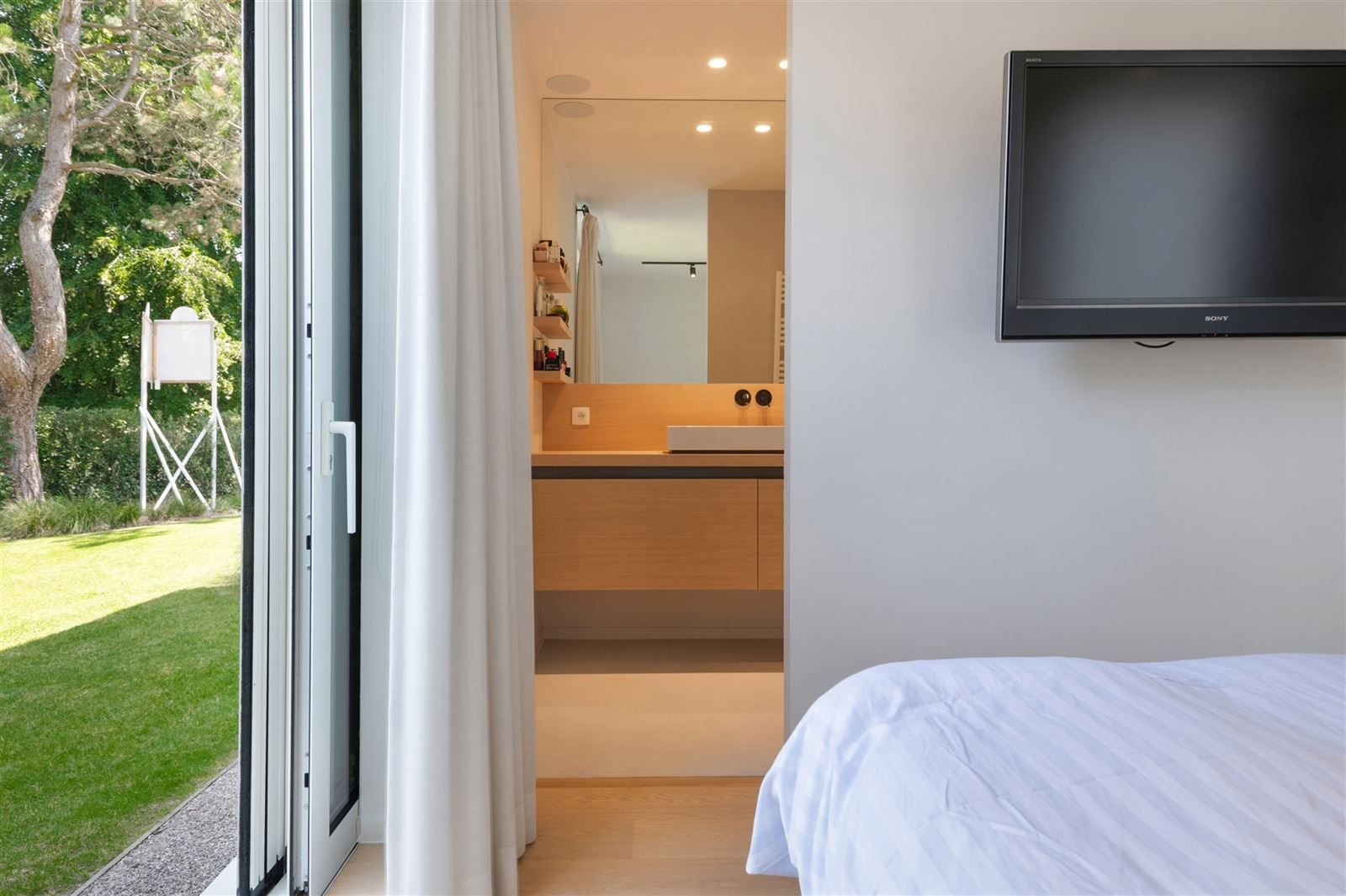 Gelijkvloers luxe appartement mét tuin foto 10