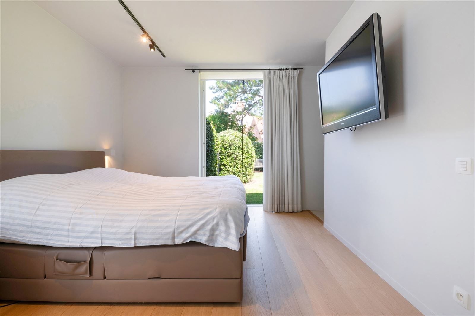 Gelijkvloers luxe appartement mét tuin foto 10