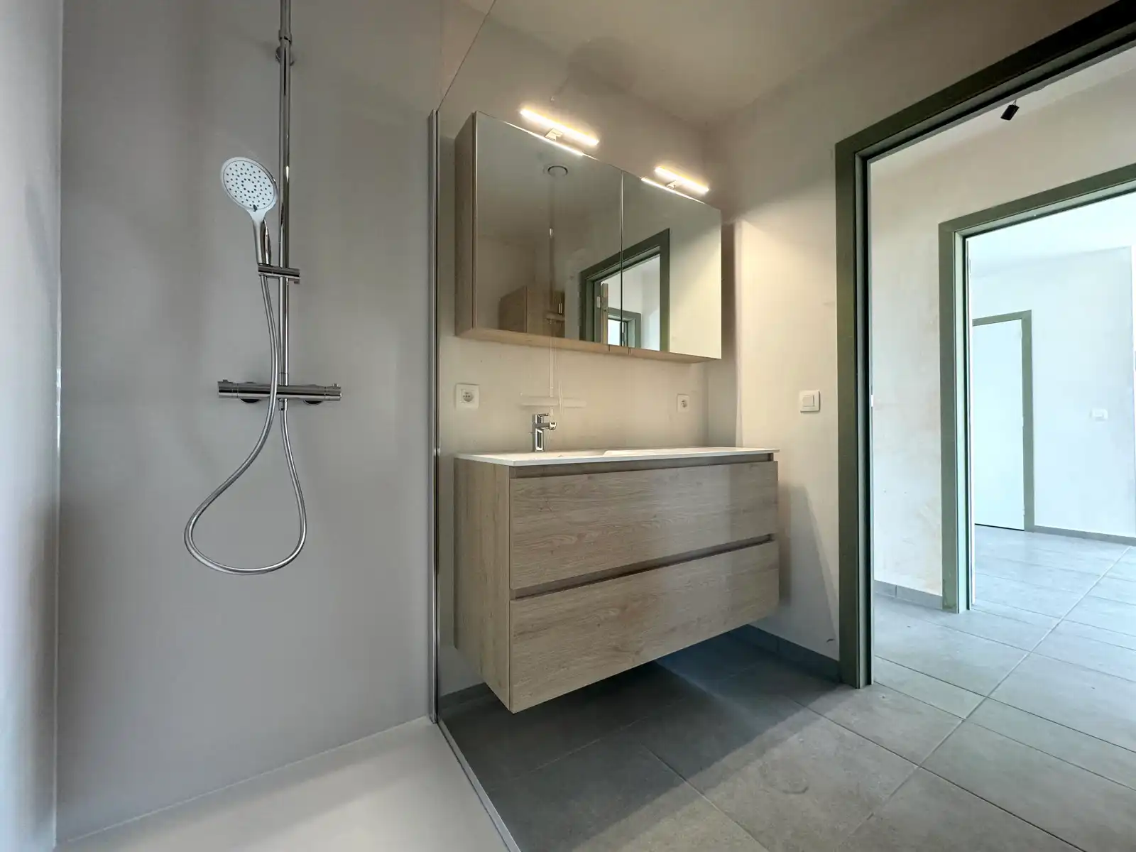 Prachtig nieuwbouw appartement inclusief twee staanplaatsen foto 10