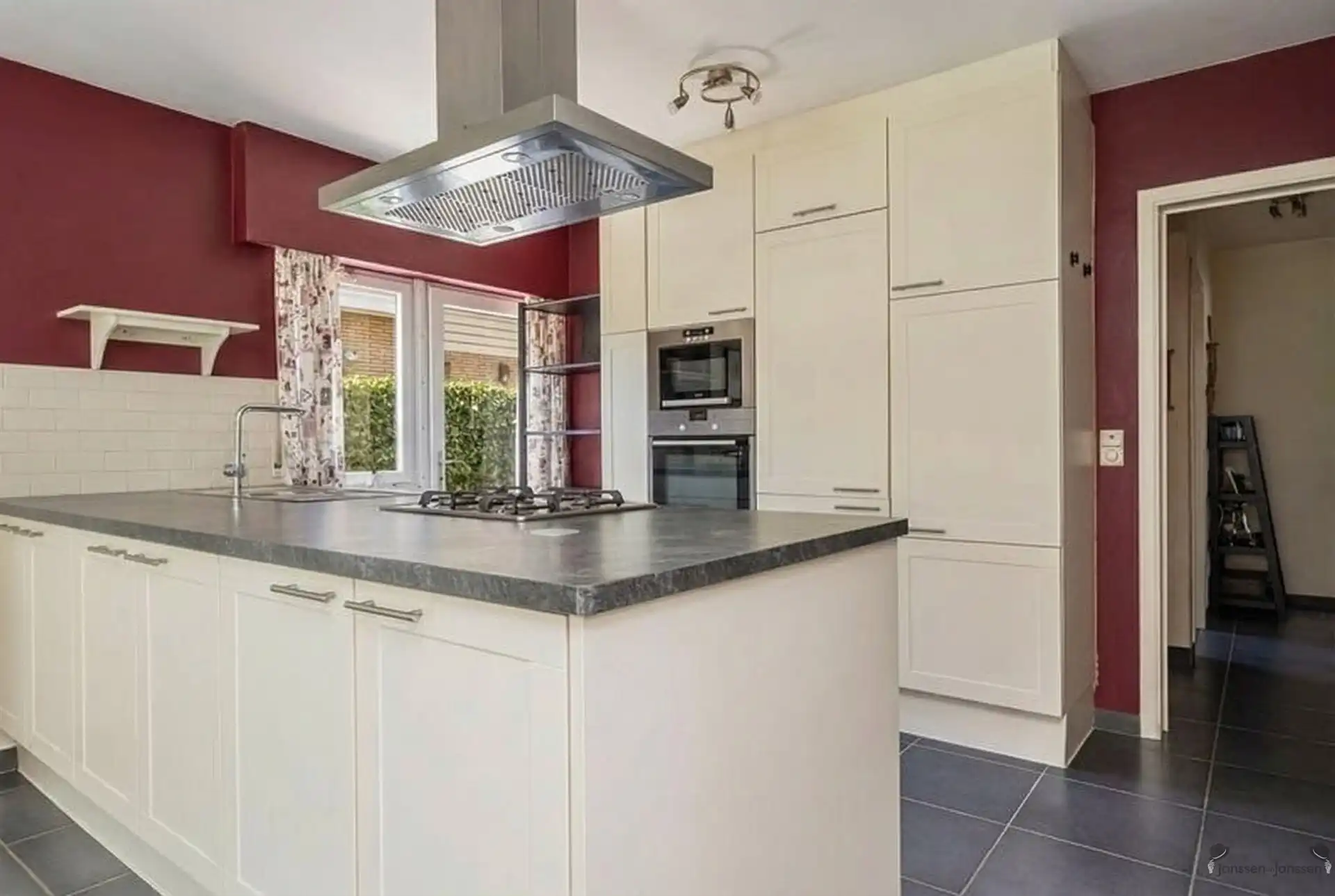 Ruime woning met 3 (mog. 4) slaapkamers, tuin en garage in Brasschaat foto 6