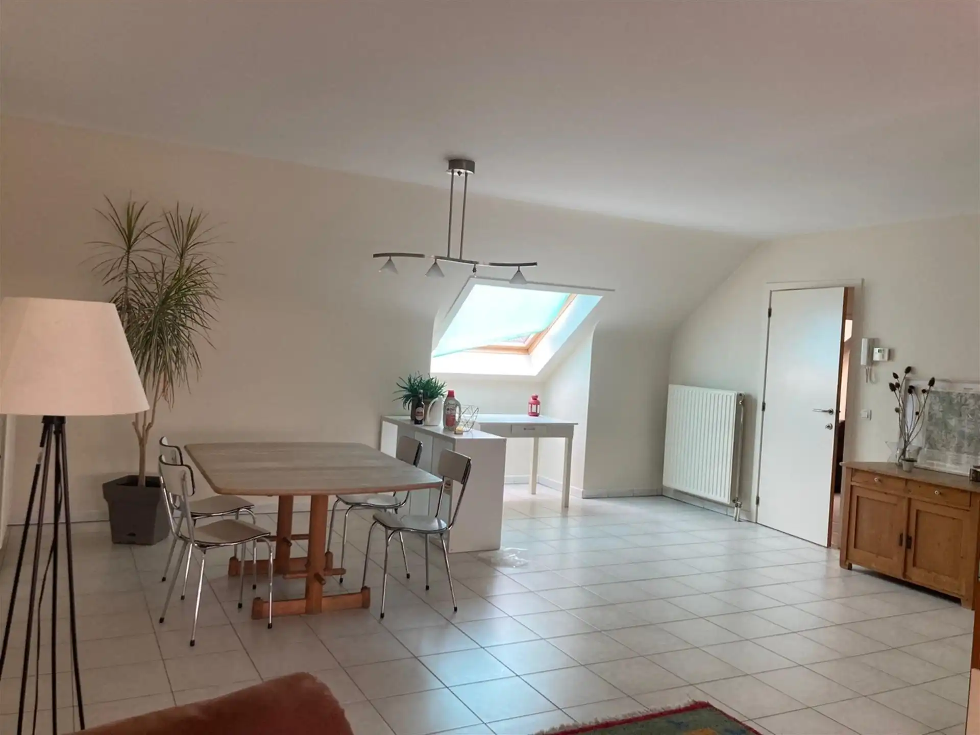 Gunstig gelegen verrassend ruim 2 slaapkamer dakappartement. foto 7