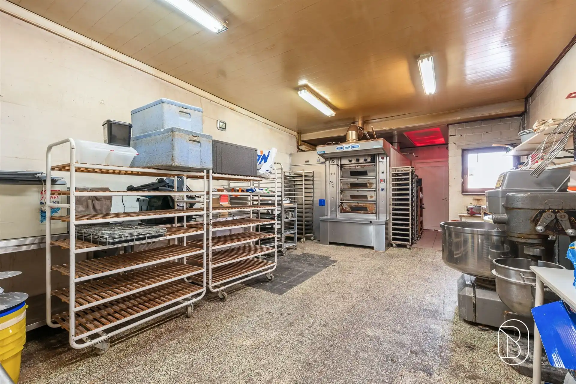 Voormalige bakkerij met woonst, garage, tuin en potentieel foto 7