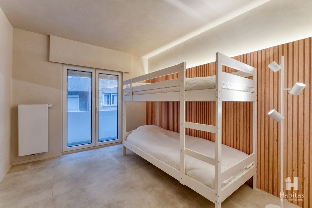Subliem gerenoveerd, volledig nieuw gemeubeld en verrassend ruim appartement foto 14