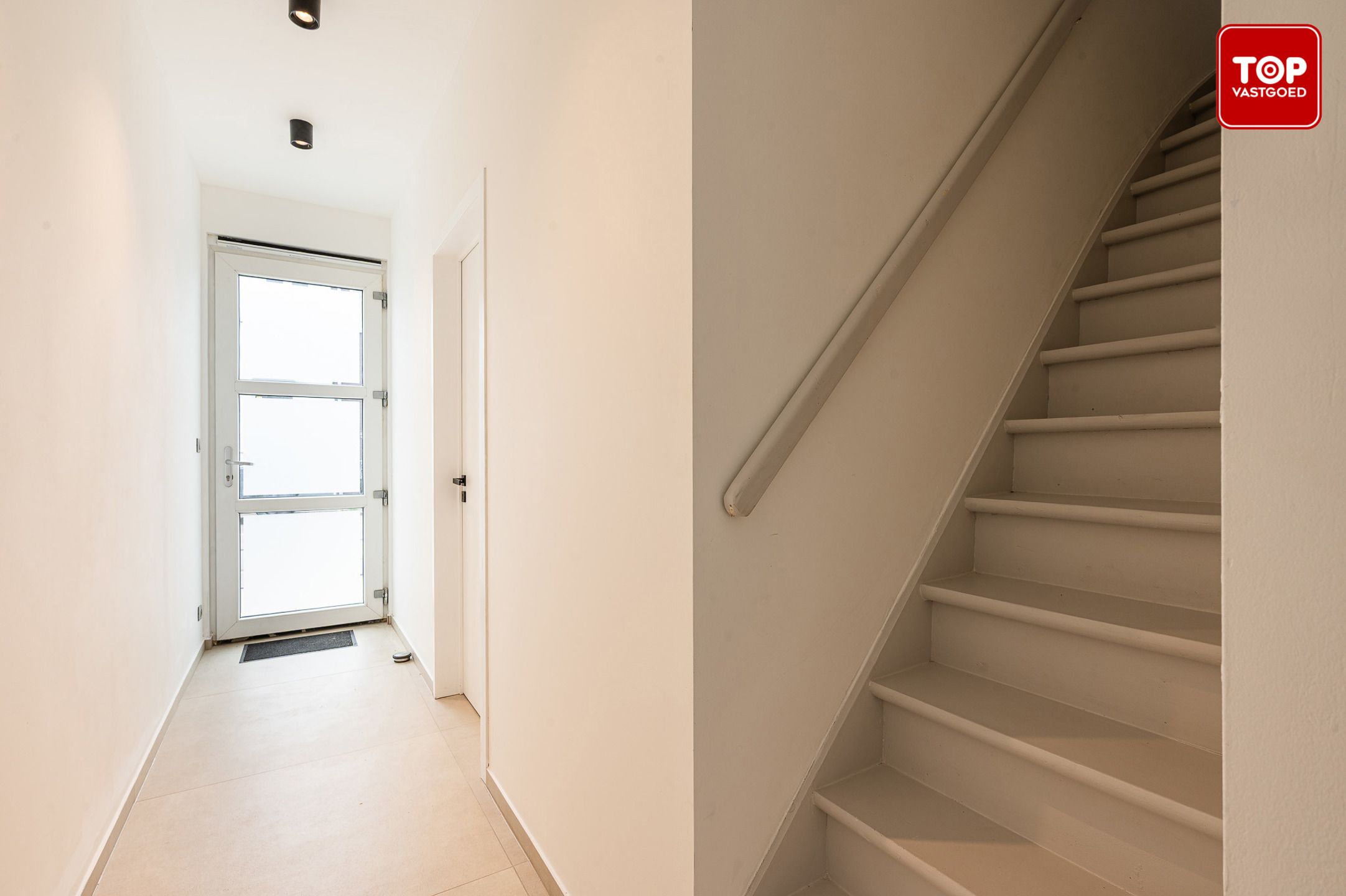 Stijlvol gerenoveerde gezinswoning met 4 slaapkamers en gezellige tuin foto 3