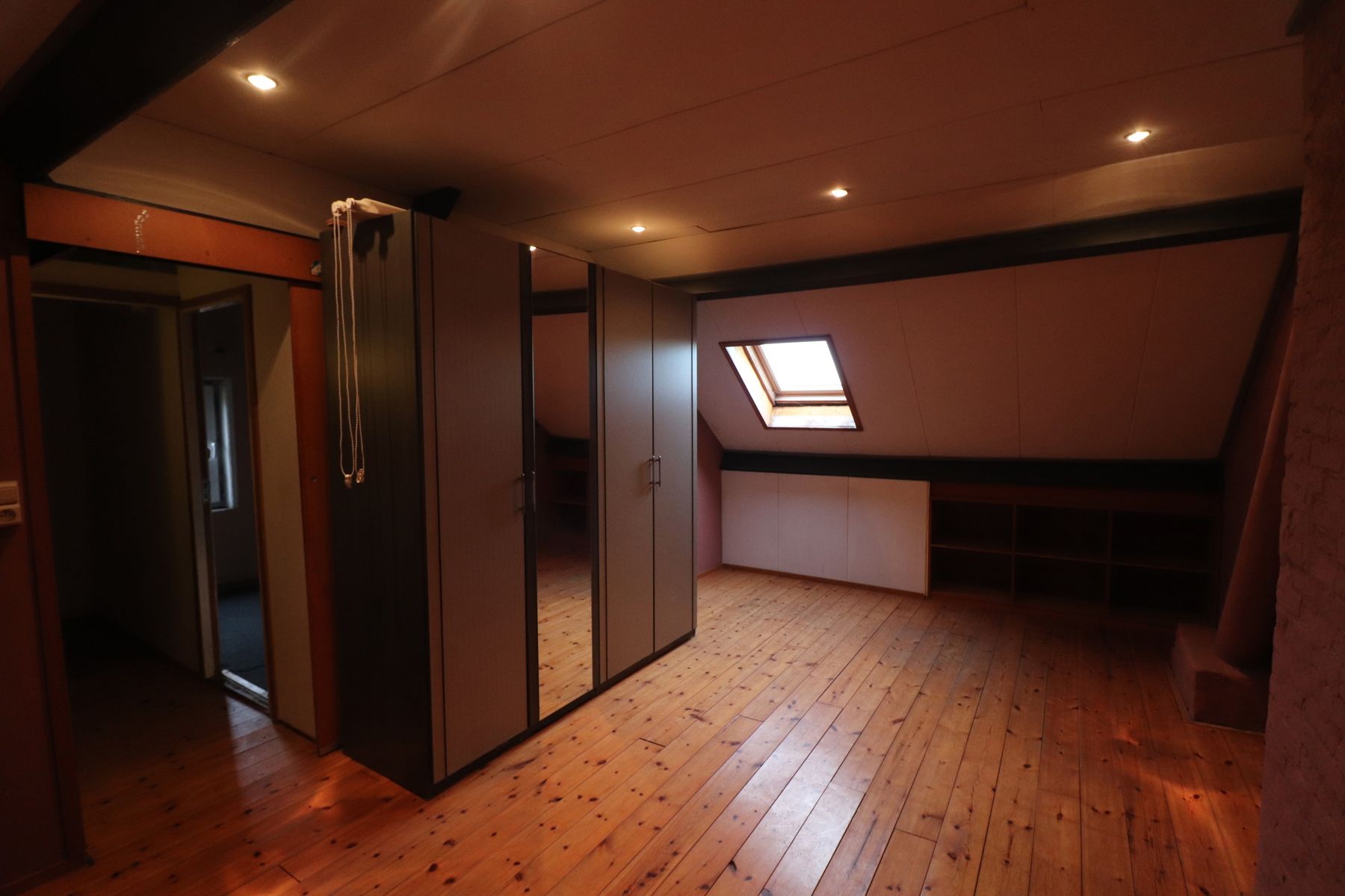 Een recent gerenoveerde woning met 3 slaapkamers, terras en garage. foto 22