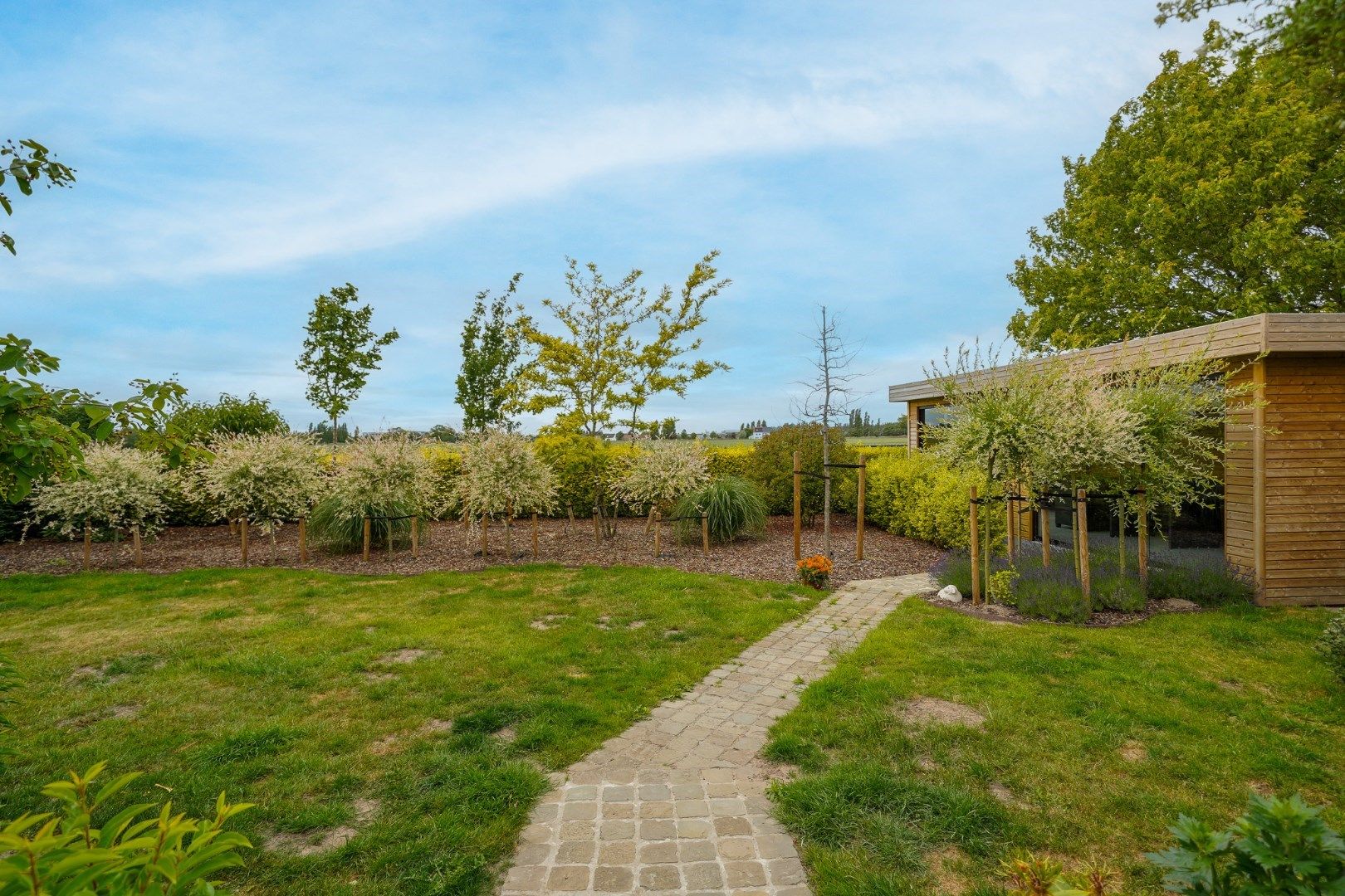 Instapklare laagbouwvilla met 305 m² woonoppervlakte en prachtig aangelegde tuin foto 17