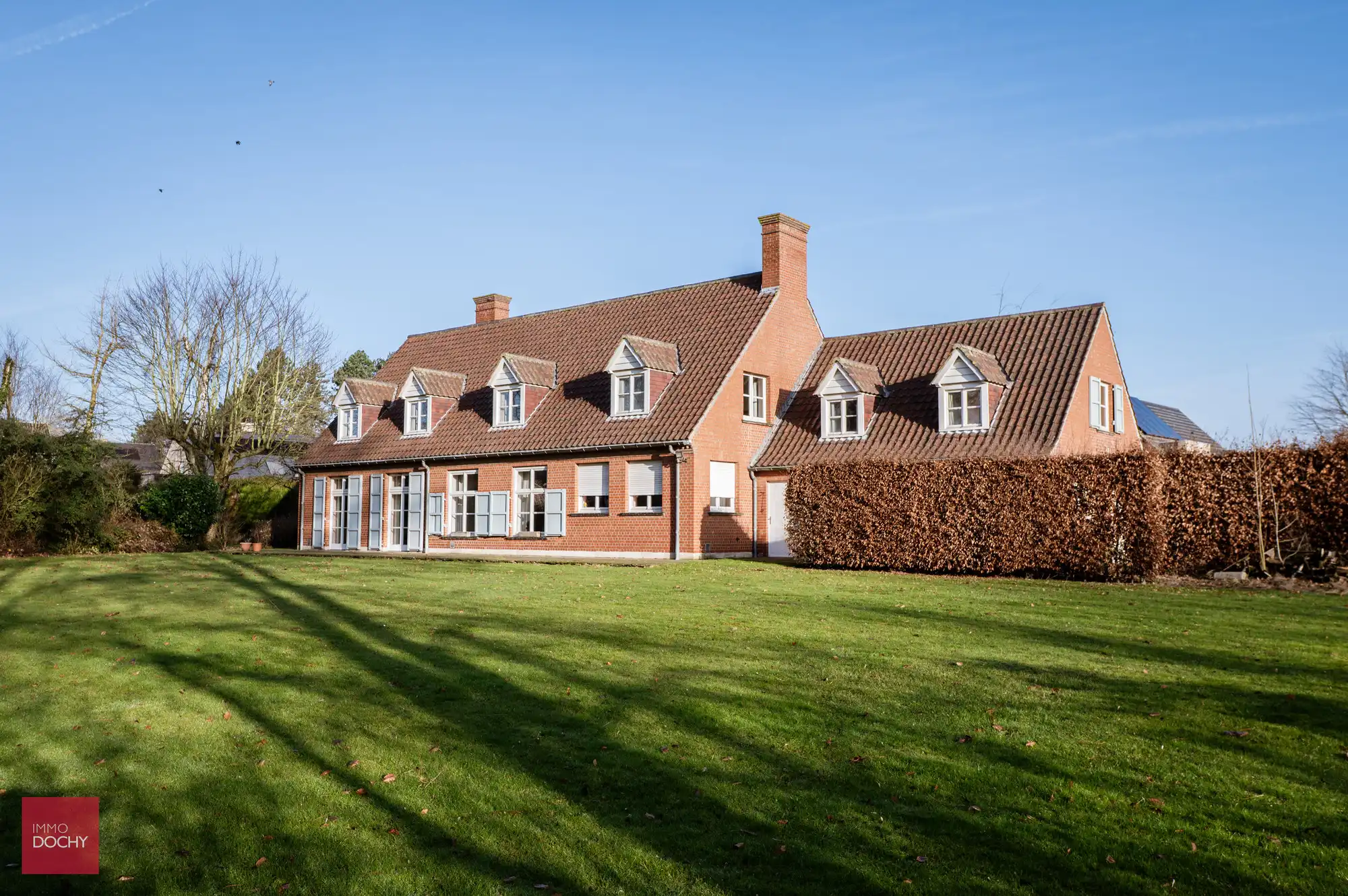 Hoofdfoto van de publicatie: Ruime te renoveren villa op ca. 2.800m²