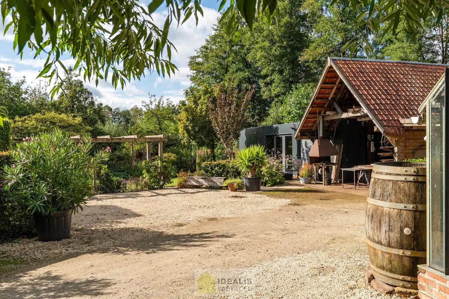 IDYLLISCH GELEGEN BIJZONDERE EIGENDOM BESTAANDE UIT RIANT WOONHUIS, APART BEWOONBAAR BIJGEBOUW EN ATELIER OMGEVEN DOOR EEN SCHITTERD AANGELEGDE TUIN EN WEILAND. Het domein is toegankelijk zowel aan de mooie Urnenveldstraat doch ook via een uitzonderlijk mooie oprijlaan toegankelijk langs de boszijde van het perceel. Deze vrijstaande woning, gebouwd in 1986, beschikt over een sfeervolle leefruimte in vol contact met de tuin en biedt een heerlijke atmosfeer dankzij de centraal geplaatste speksteenkachel. Op de verdieping beschikt de woning over slaapkamers en sanitair. Een absolute meerwaarde is het afzonderlijk volledig ingericht bijhuisje, centraal op het perceel, voorzien van alle woonfaciliteiten. Verder is er de mogelijkheid om wonen/werken te combineren via het knap afgewerkte atelier, met vergezicht op het eigen weiland. Geschikt voor kandidaten op zoek naar een ruime en instapklare parel met een idyllische uitstraling! foto 48