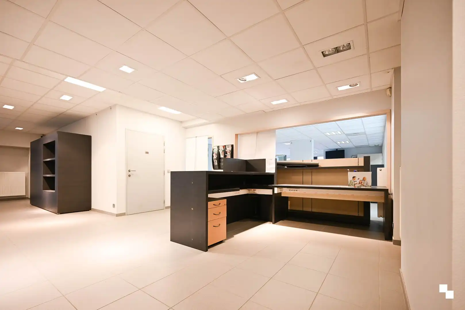 Deels ingerichte handelsruimte op toplocatie te Sint-Andries foto 14