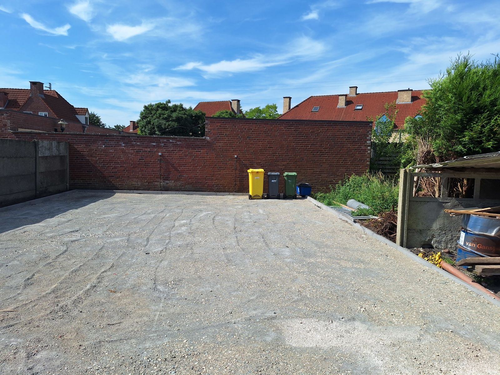 Gerenoveerd duplex-appartement met 3 slaapkamers, terras met tuin, 2 autostaanplaatsen en fietsenberging. foto 11