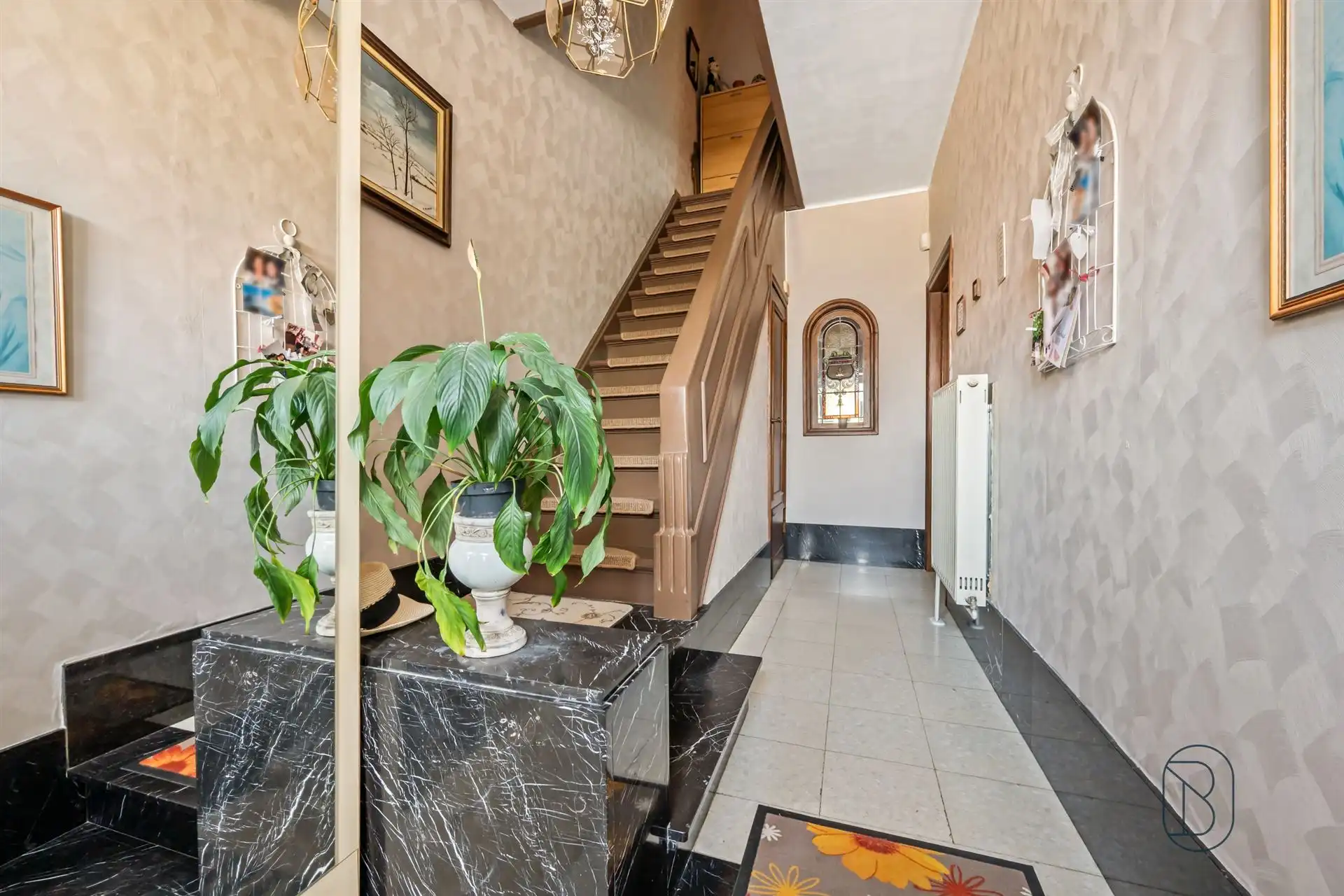 Instapklare 3-slpk woning met 2 garages, tuin en bouwgrond! foto 6