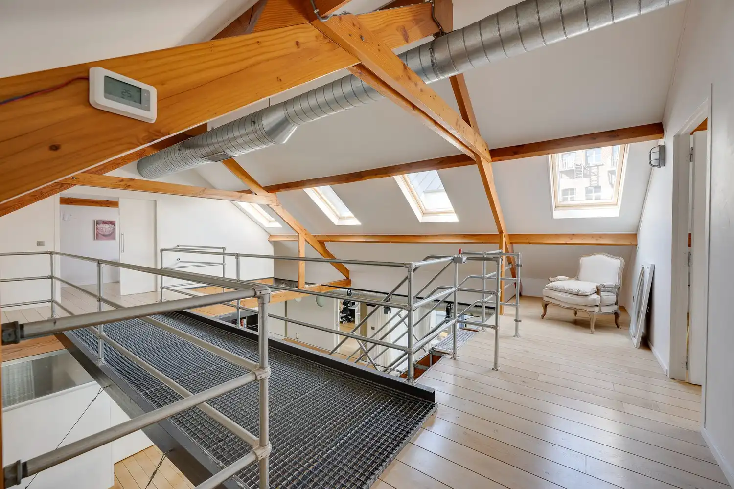 Ruime loft met 5 slaapkamers! foto 14