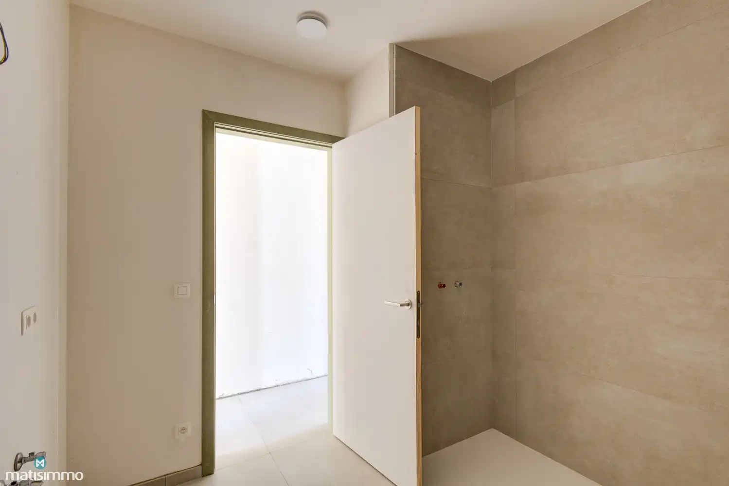 INSTAPKLAAR NIEUWBOUW GELIJKVLOERSAPPARTEMENT MET RUIM TERRAS, BUITENBERGING EN CARPORT IN HET HARTJE VAN HOESELT foto 9