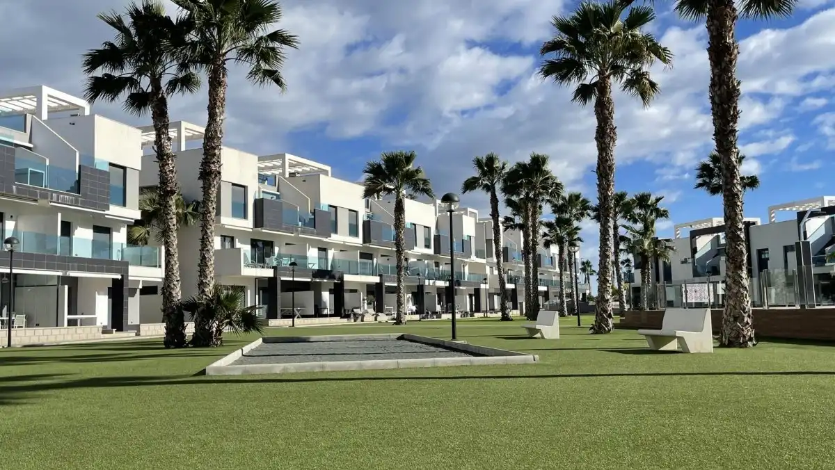 Mooi gelijkvloers appartement met 2 slpks en 2 badkamers foto 15