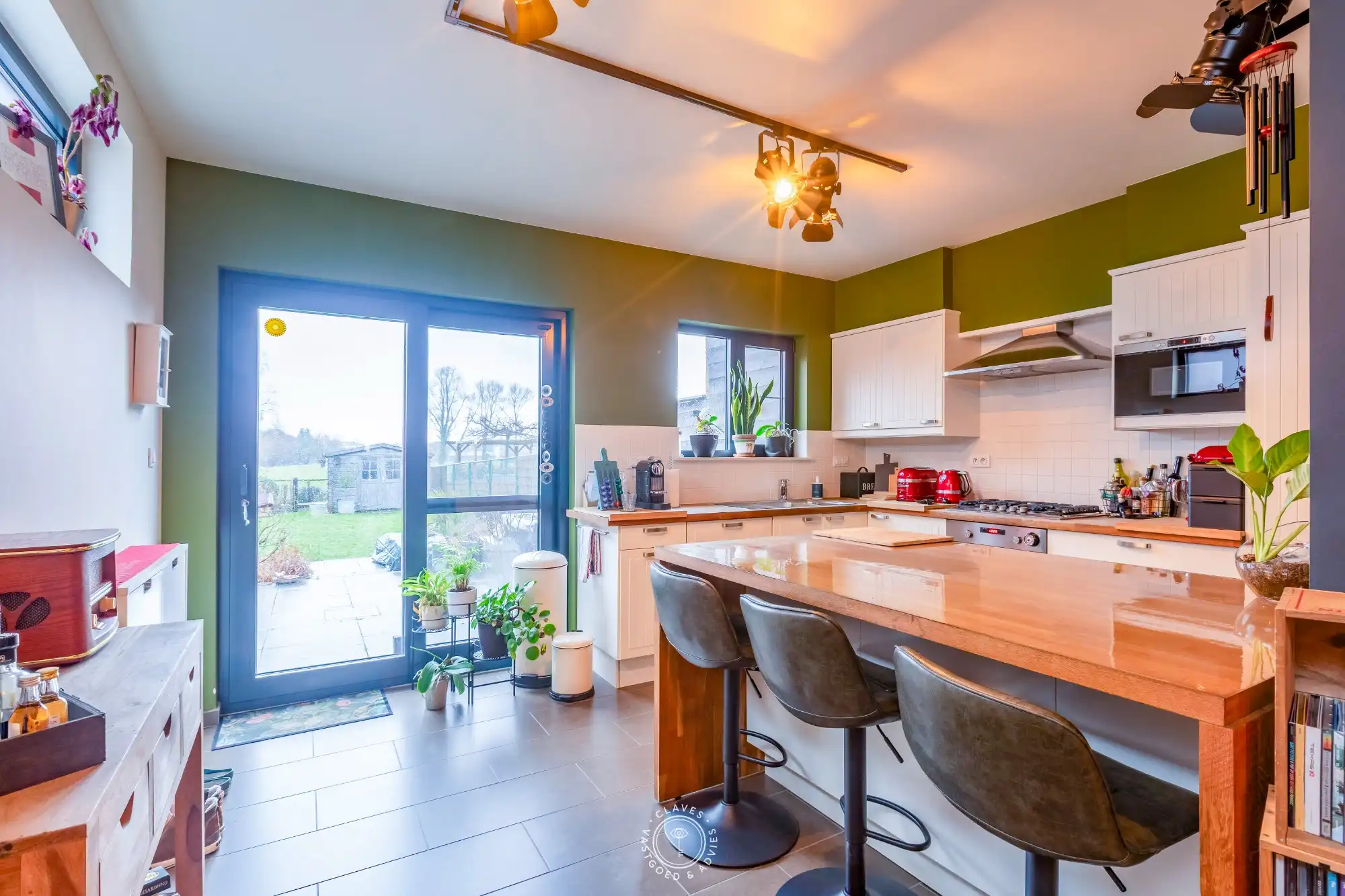 Charmante halfopen bebouwing met open zicht op achterliggende velden foto 9