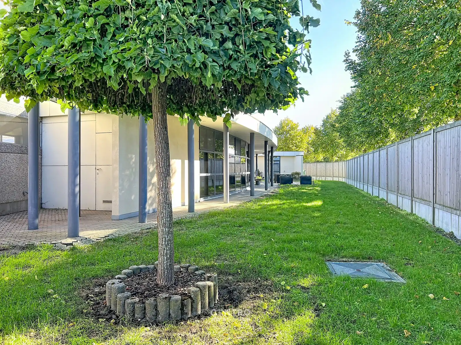 Magazijn met bureel (± 840m²) op INDUSTRIEZONE met gelijkvloerse LICHTRIJKE woonst  (o.a. 3 slpks, 2 garages,...)  op een prachtig HOEKperceel van 2.061 m² te Diksmuide! foto 21