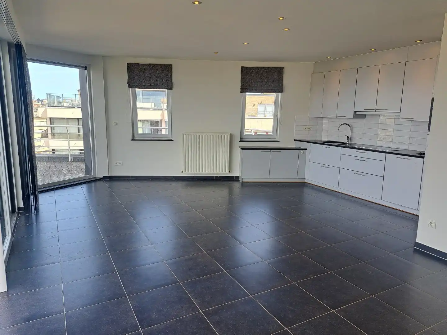 Centraal gelegen ruim  appartement TE HUUR op JAARBASIS foto 7