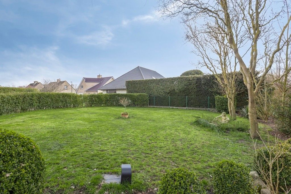 VEURNE: Stijlvolle en tijdloze villa in residentiële wijk met 4 slpks (waarvan 1 glvl.), 2 badk., dubbele garage en zonnige inplanting op 1.034m² grondopp. foto 19