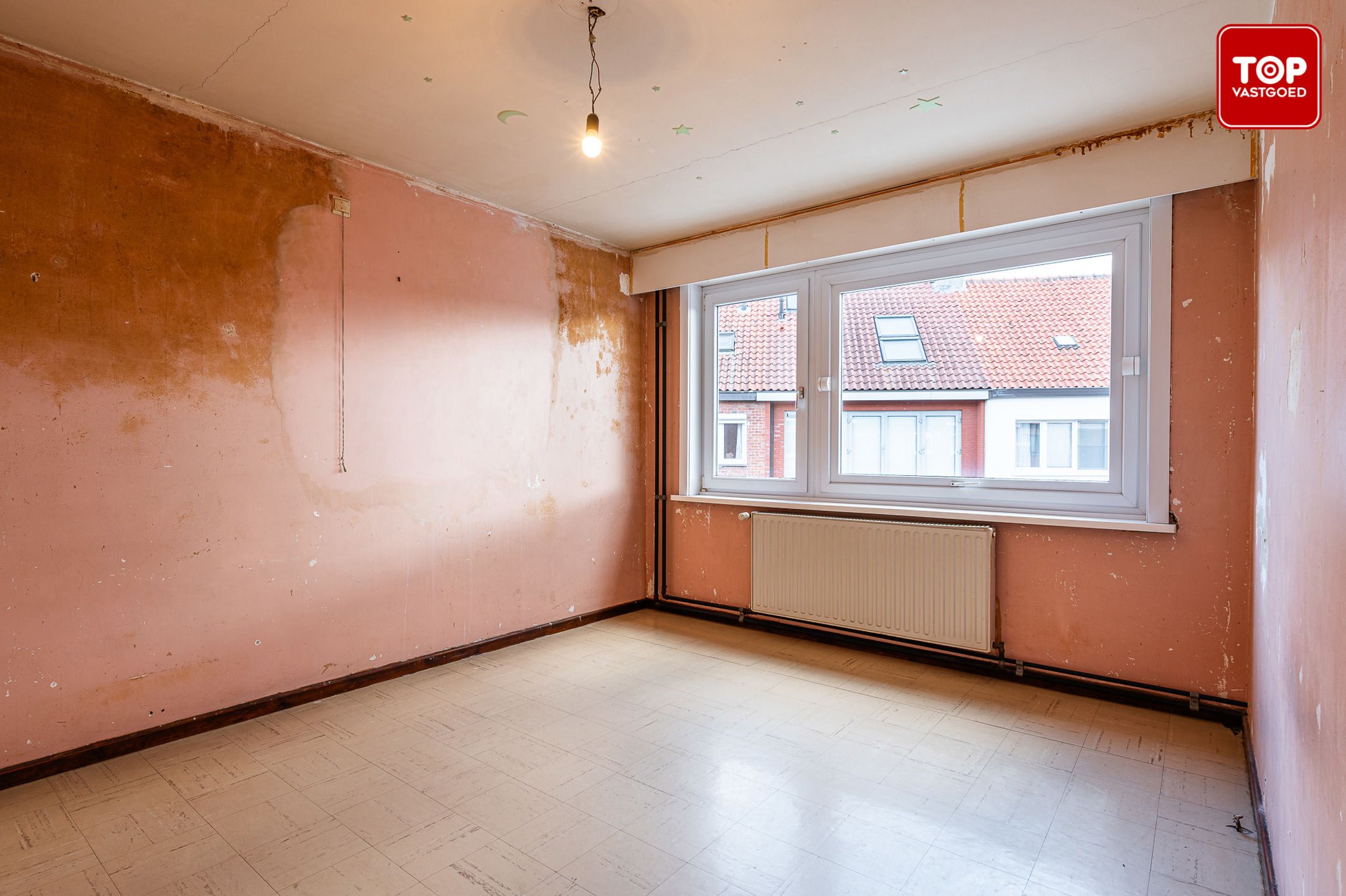 Te renoveren half open woning met tuin en garage. foto 21