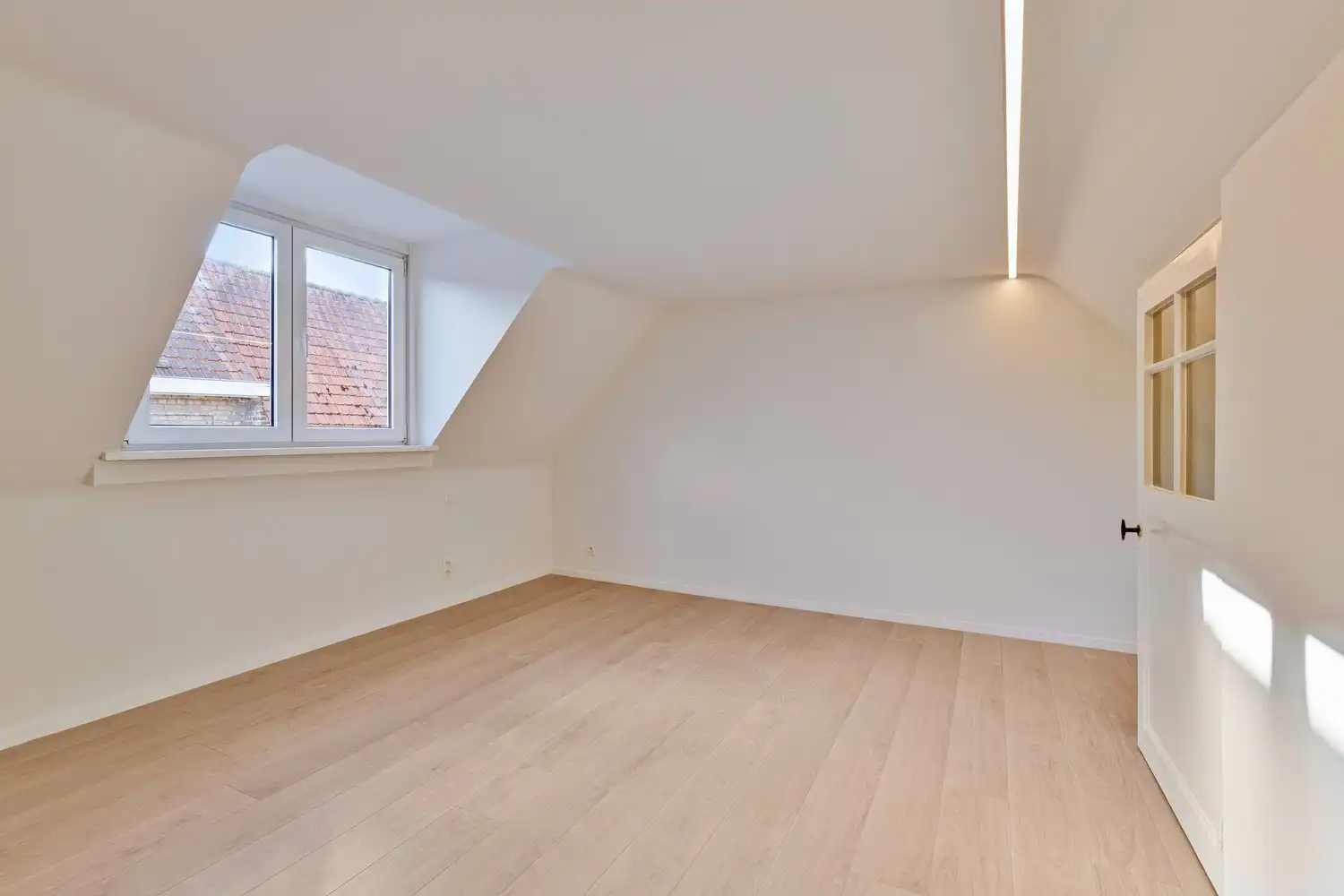 VEURNE: Charmant gerenoveerde en instapklare rijwoning pal in het historisch centrum van Veurne met alle nieuw comfort en 2 slaapkamers. foto 15