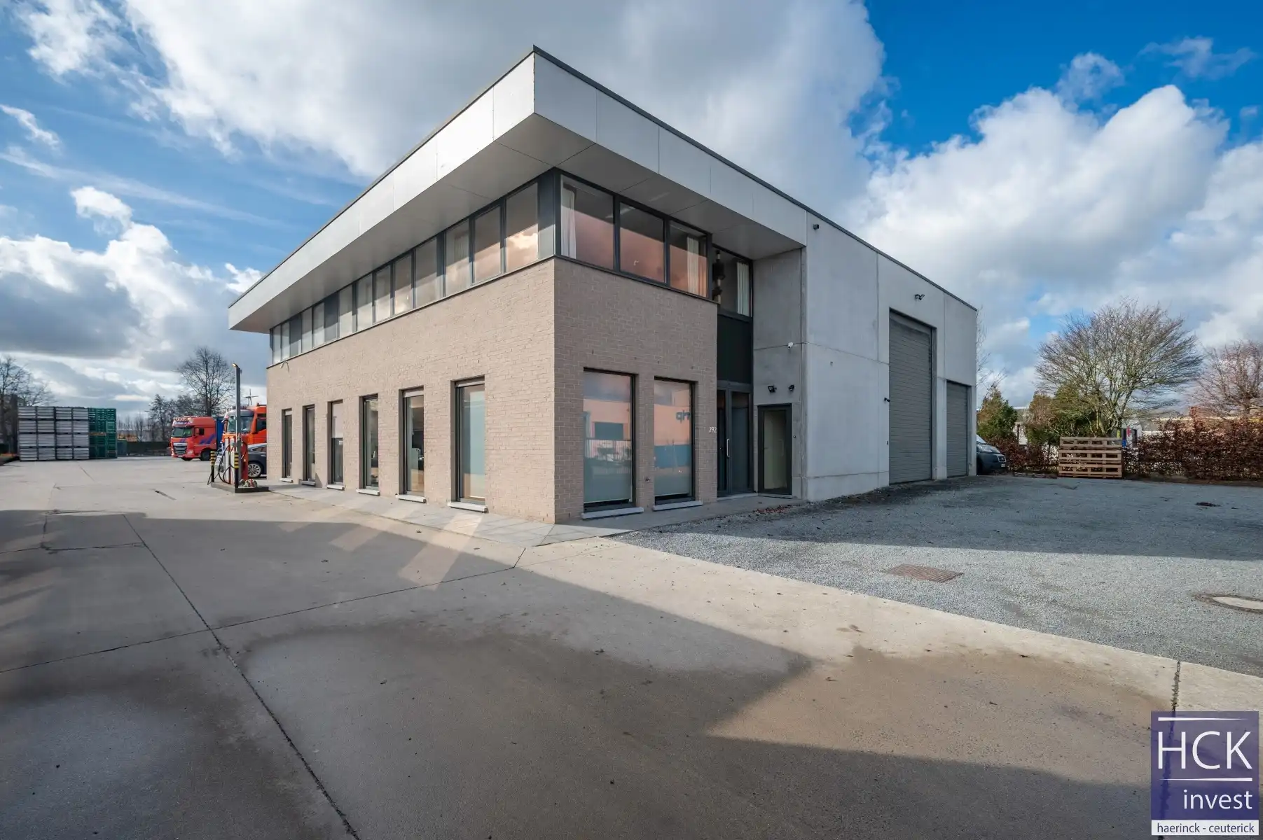 ZULTE - Zéér ruim appartement met 3 slaapkamers, terras en parkeermogelijkheid foto {{pictureIndex}}