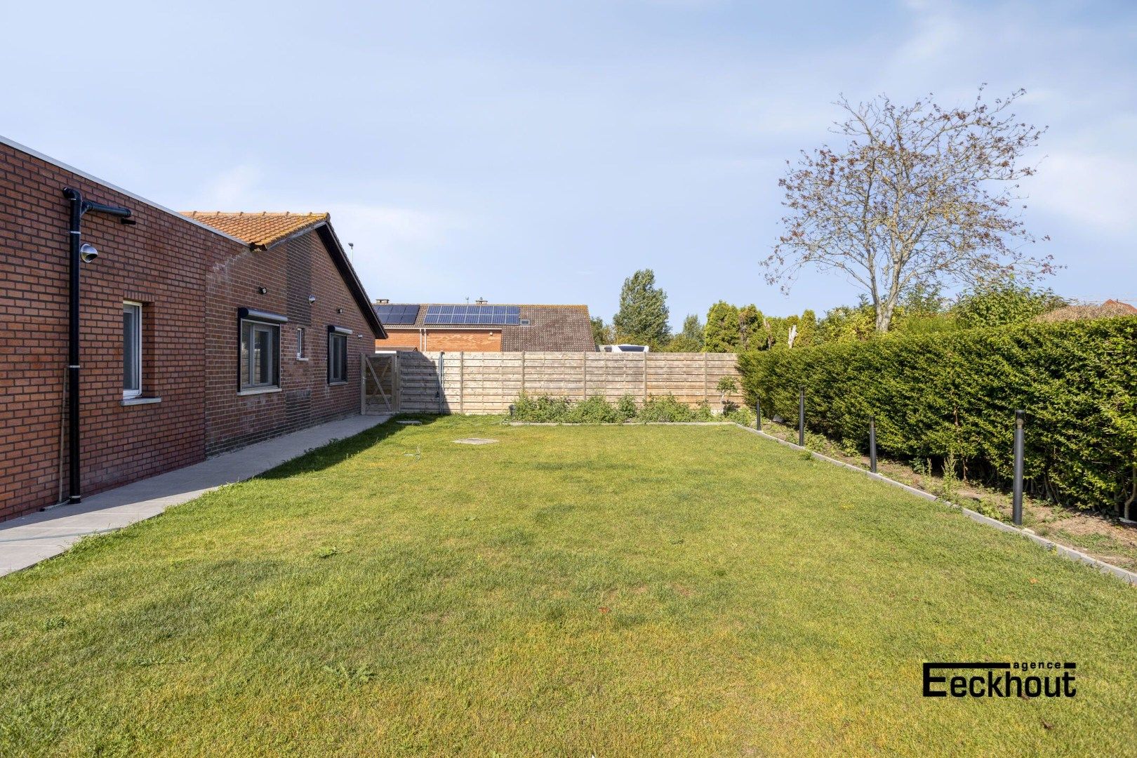 Gerenoveerde halfopen woning met grote zonnige tuin op gegeerde ligging! foto 10