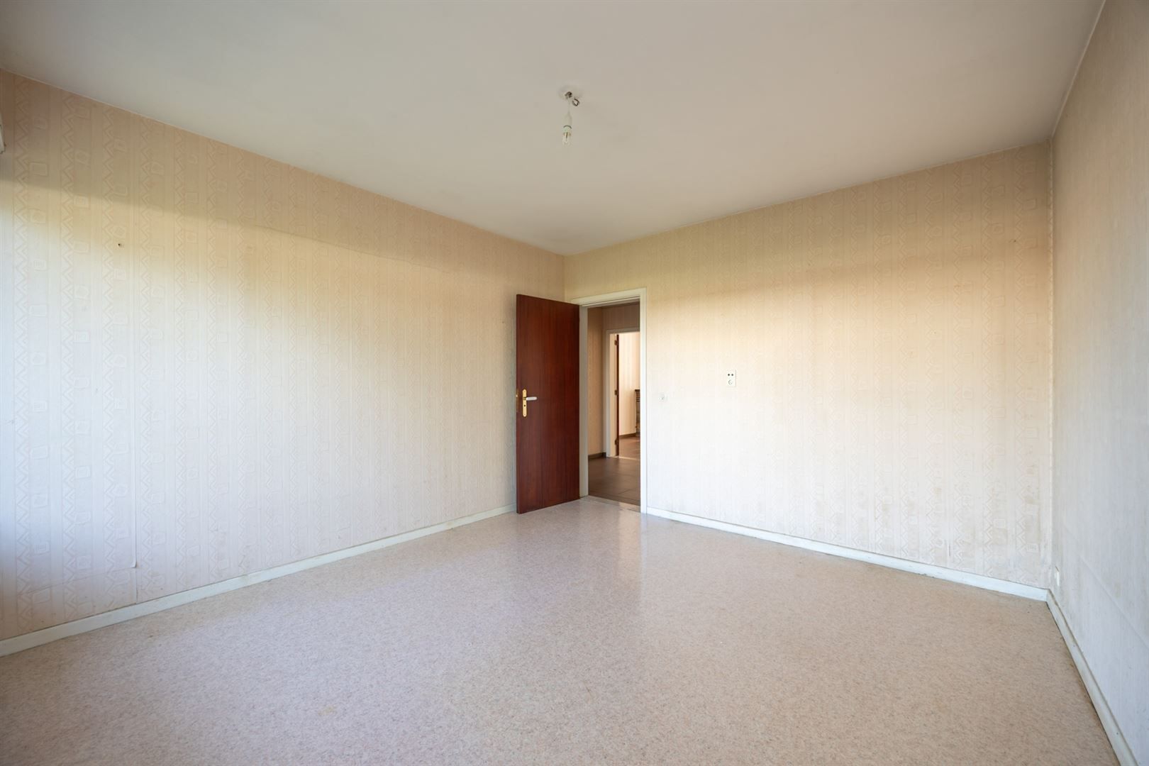 Halfopen gelijkvloers appartement met garage foto 11