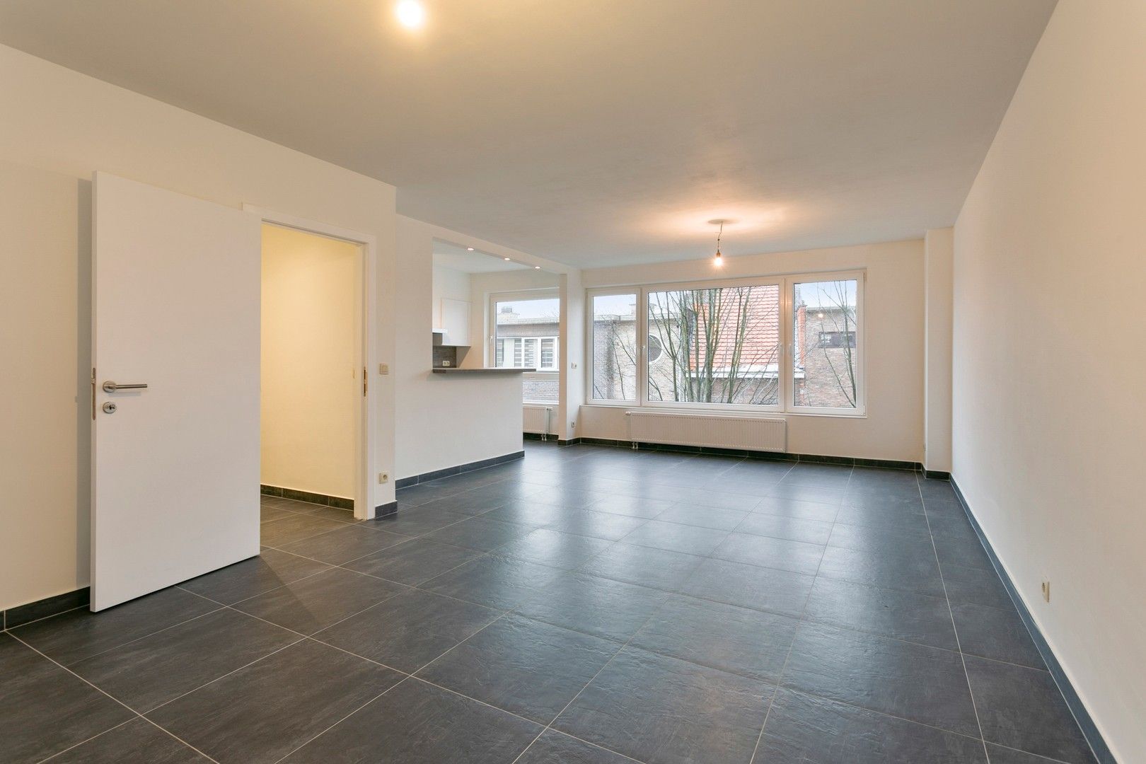 Vernieuwd, ruim appartement vlak bij centrum van Brasschaat foto {{pictureIndex}}