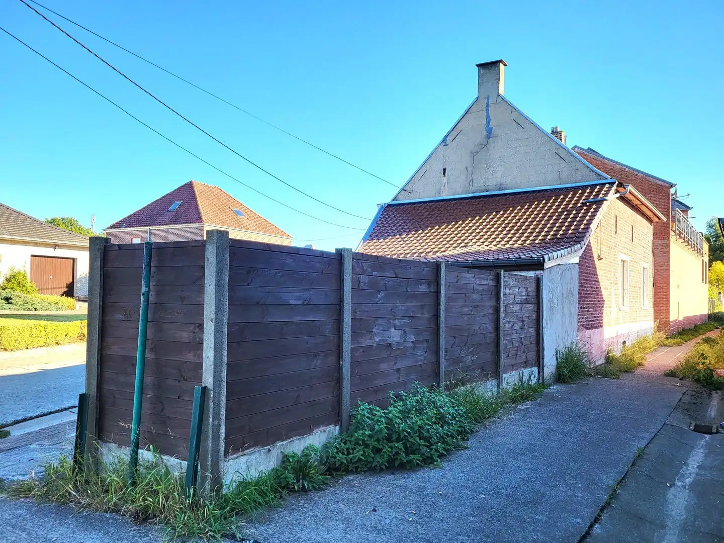 Halfopen bebouwing met 3 slaapkamers en zonnig tuintje in rustige dorpskern. foto 2