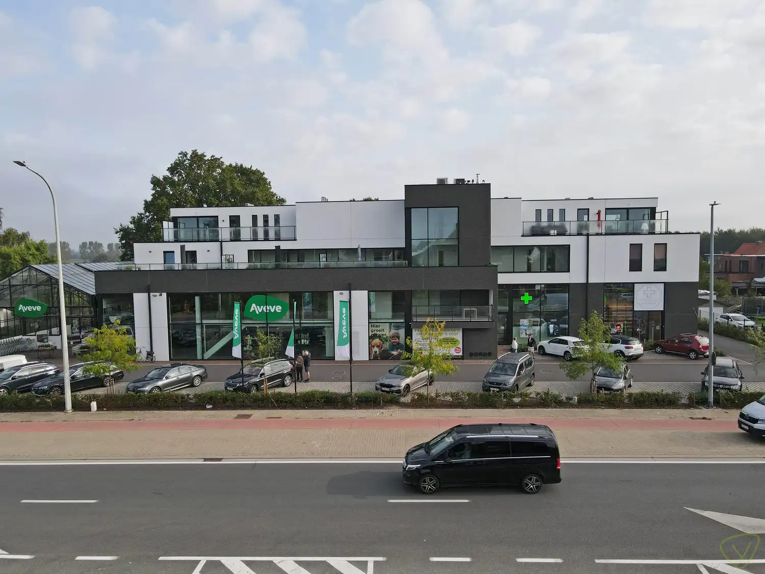 Laatste overdekte parkeerplaatsen in de nieuwbouwresidentie te Waarschoot bij de AVEVE-winkel foto {{pictureIndex}}