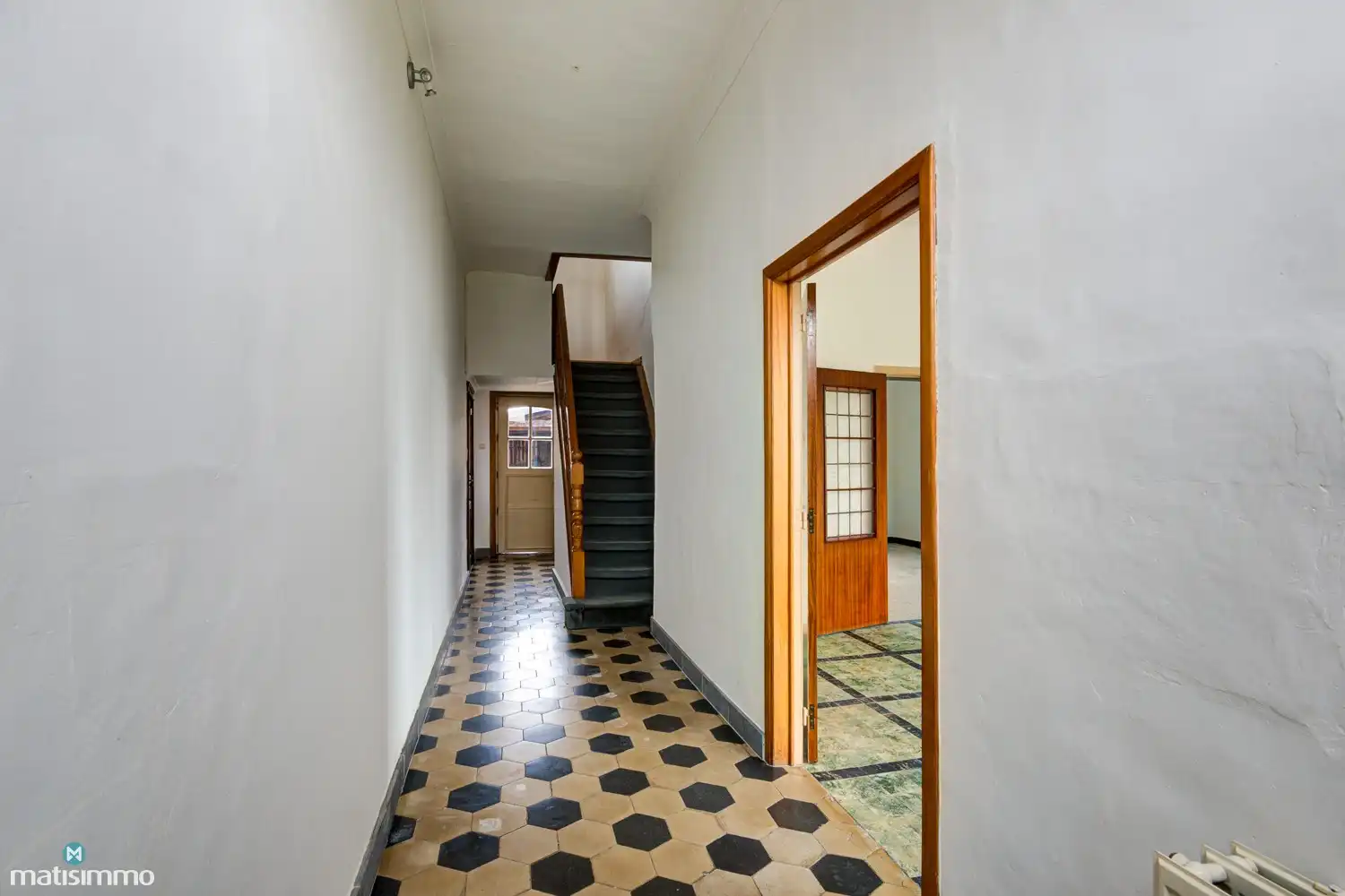 VERDER AF TE WERKEN HOEKWONING MET BINNENKOER EN GARAGE TE MOPERTINGEN foto 3