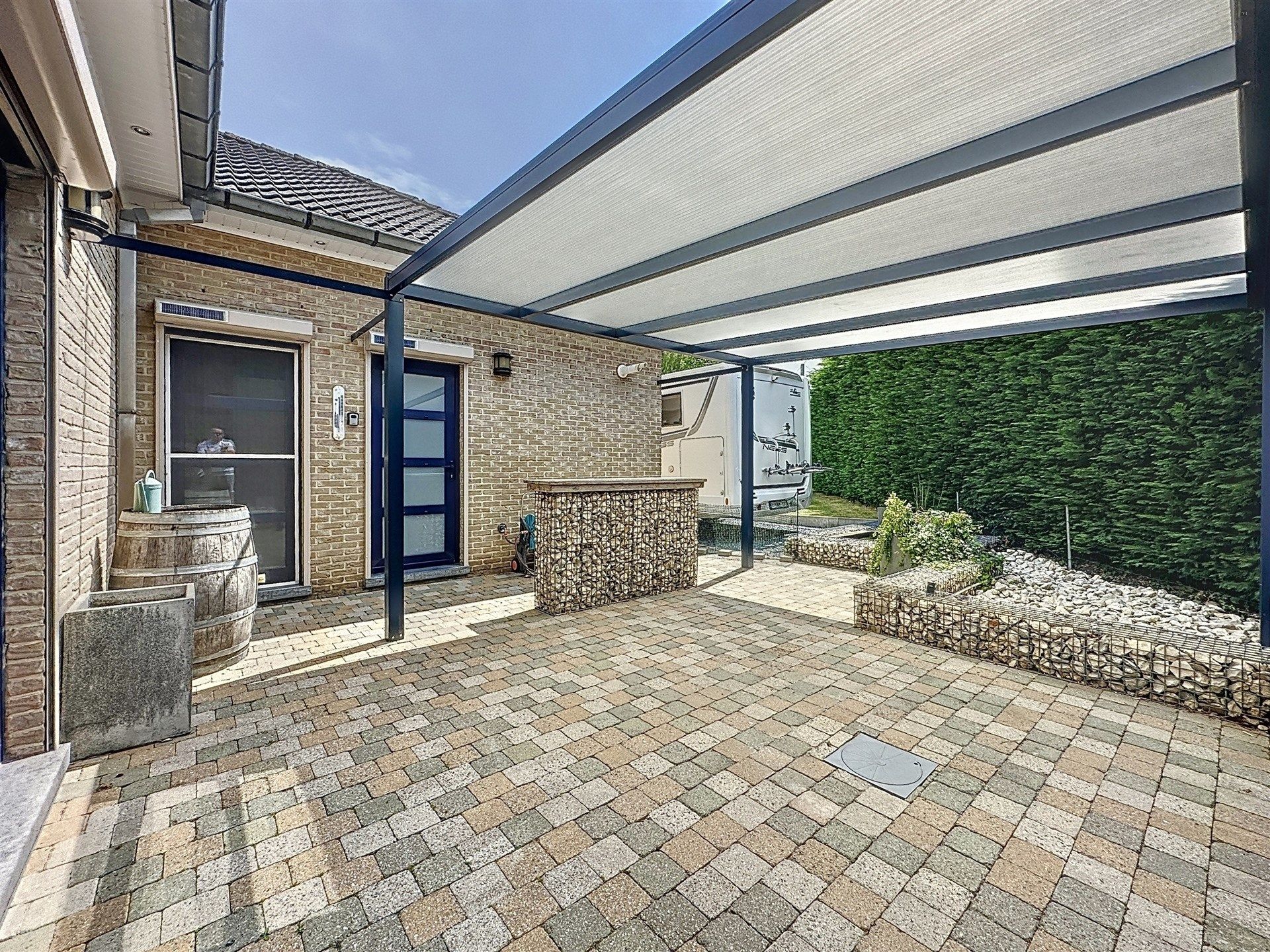 Moderne energiezuinig bungalow met garage op gunstige locatie! foto 11
