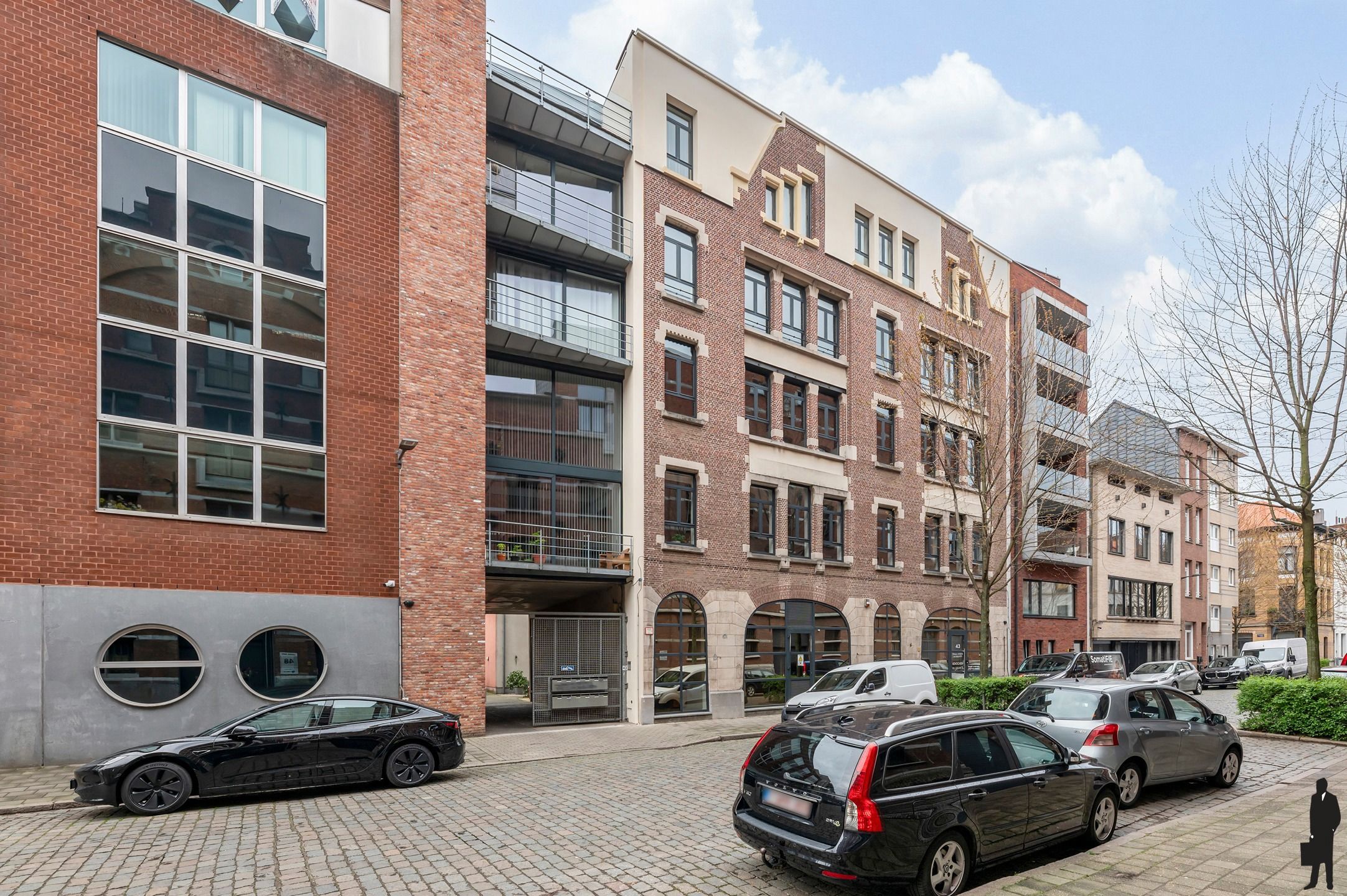 Lichtovergoten industriële loft met open structuur en ruwe materialen foto 17