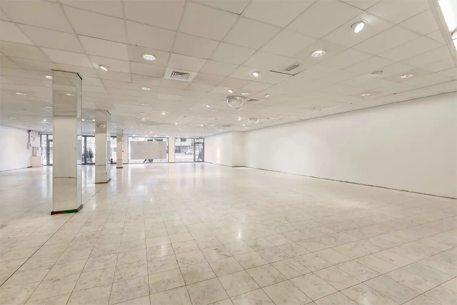 IDEALIS VASTGOED – Extra ruim handelspand (+-500m²!!!) met tal van mogelijkheden op een extra centrale, commerciële zichtlocatie te midden van het centrum in Genk foto 24